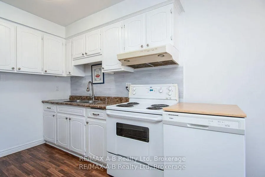 Photo 16 of 26 Dickens Place, Stratford — HOMEH