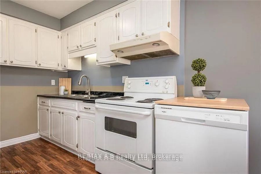 Photo 19 of 26 Dickens Place, Stratford — HOMEH