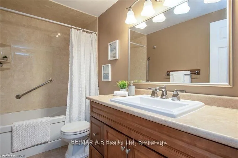 Photo 41 of 26 Dickens Place, Stratford — HOMEH