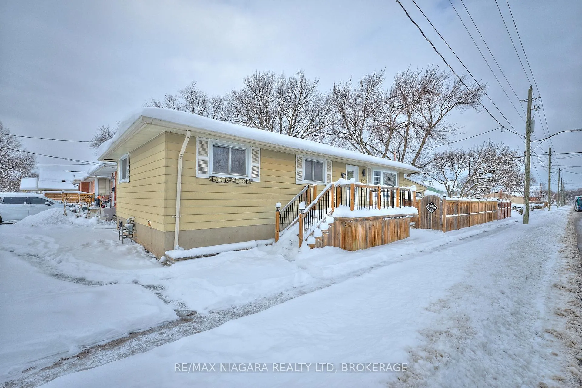 Photo 2 of 23 Alexandra Boulevard, St. Catharines, Secord Woods — HOMEH