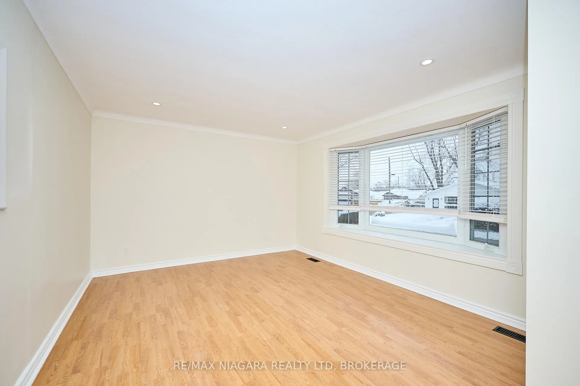 Photo 5 of 23 Alexandra Boulevard, St. Catharines, Secord Woods — HOMEH