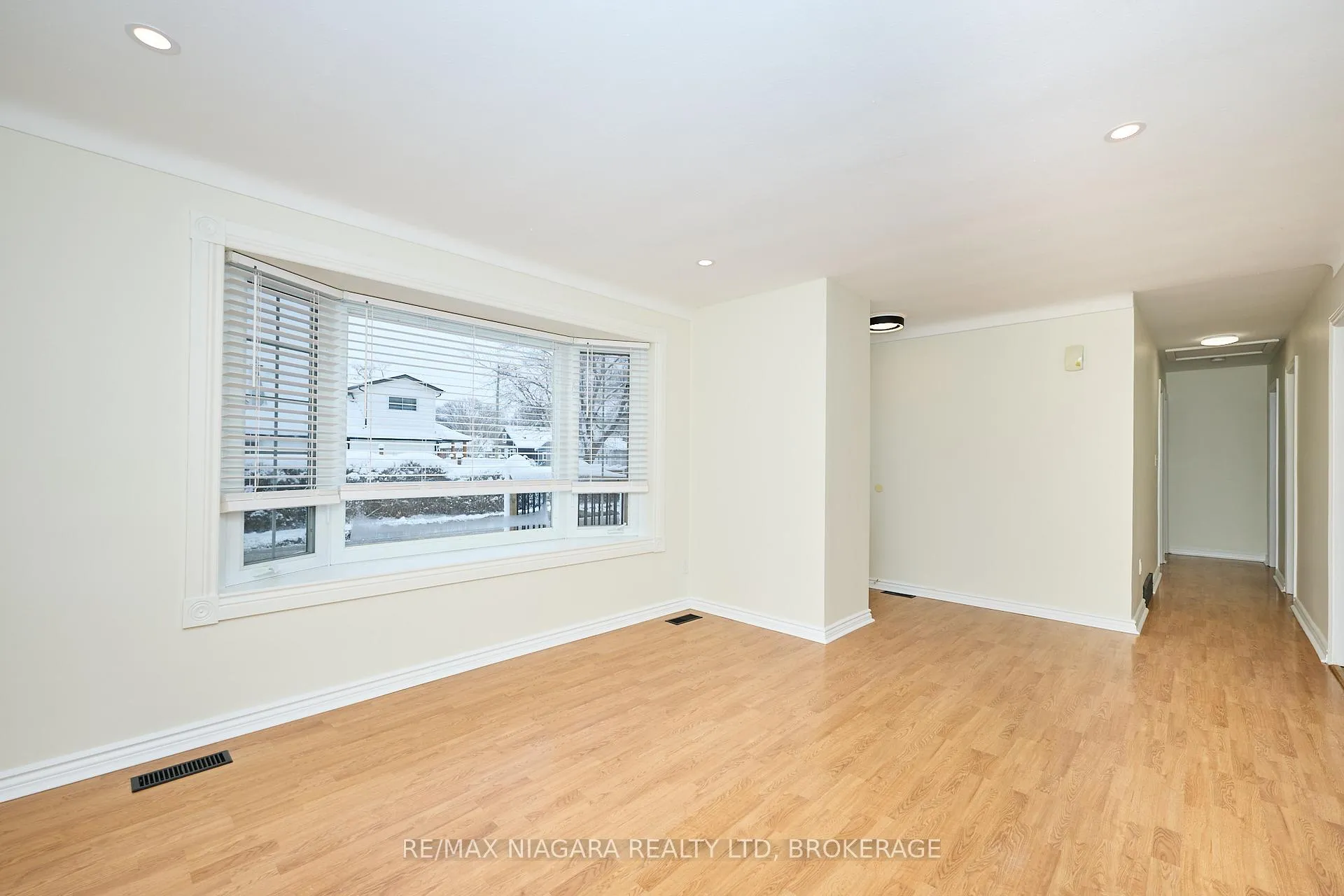 Photo 6 of 23 Alexandra Boulevard, St. Catharines, Secord Woods — HOMEH