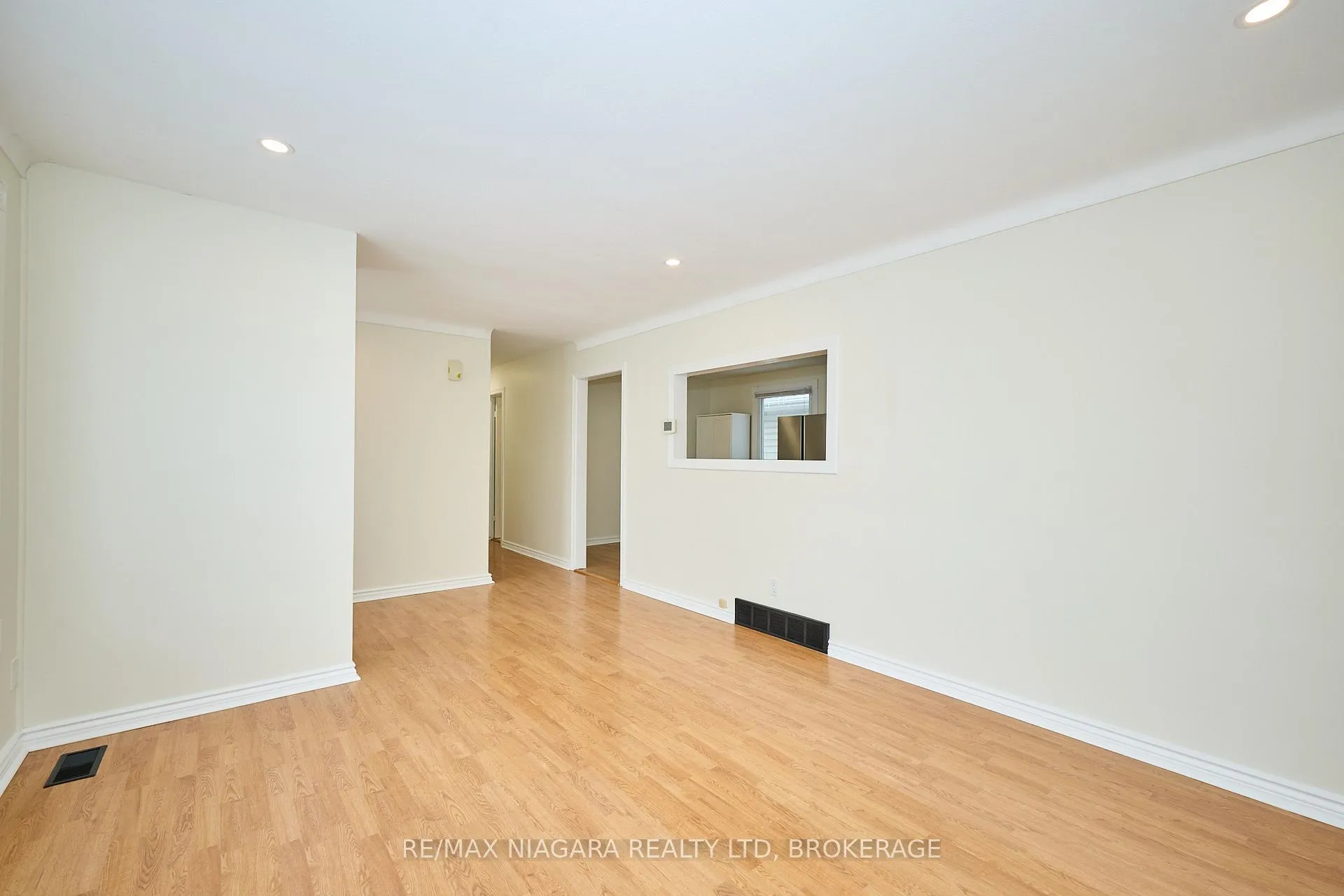 Photo 7 of 23 Alexandra Boulevard, St. Catharines, Secord Woods — HOMEH