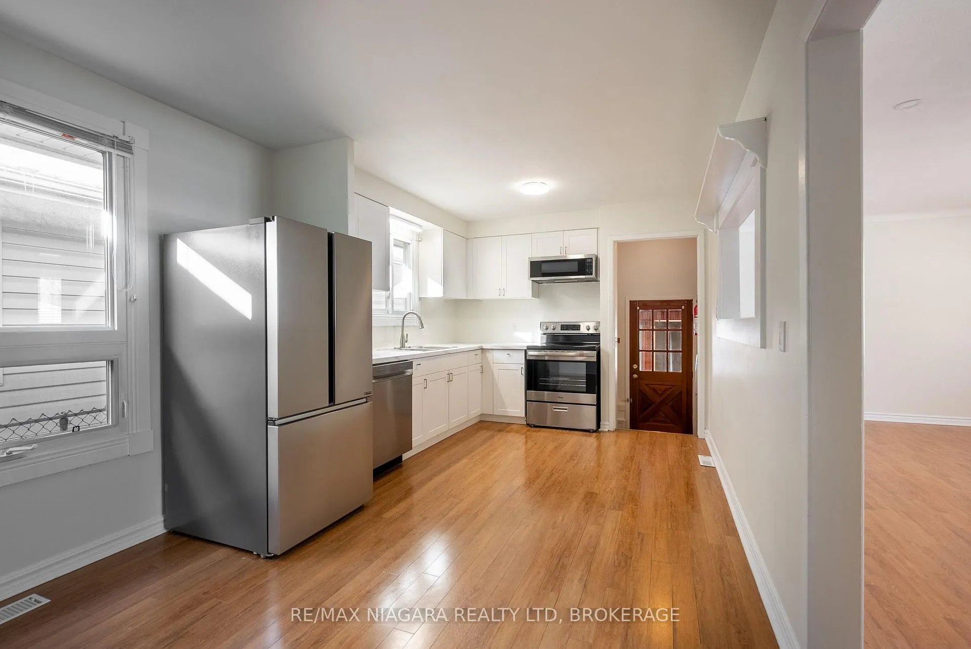 Photo 8 of 23 Alexandra Boulevard, St. Catharines, Secord Woods — HOMEH