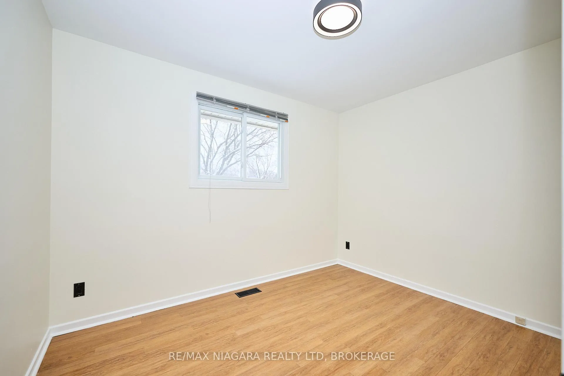 Photo 14 of 23 Alexandra Boulevard, St. Catharines, Secord Woods — HOMEH
