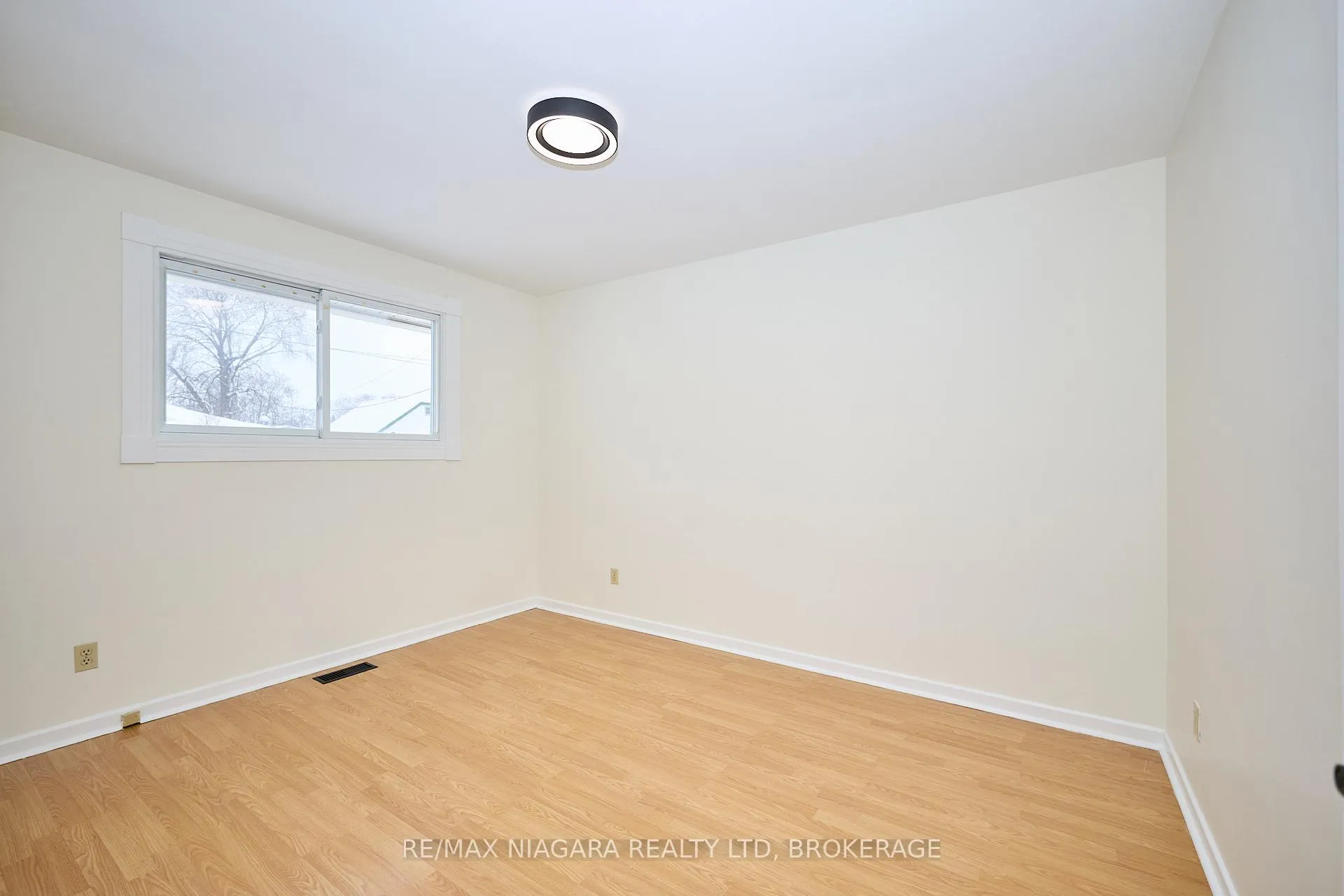Photo 16 of 23 Alexandra Boulevard, St. Catharines, Secord Woods — HOMEH