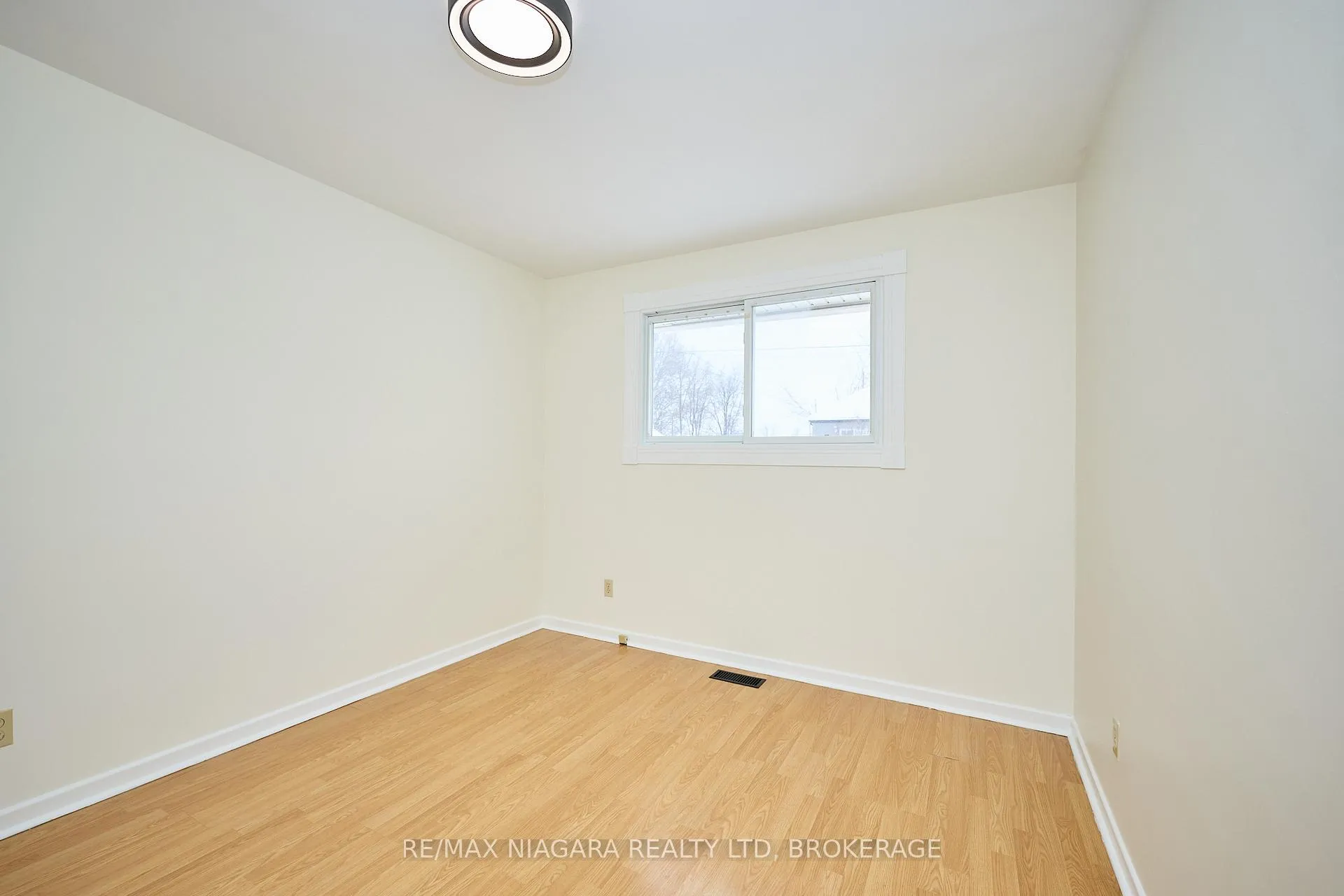 Photo 17 of 23 Alexandra Boulevard, St. Catharines, Secord Woods — HOMEH