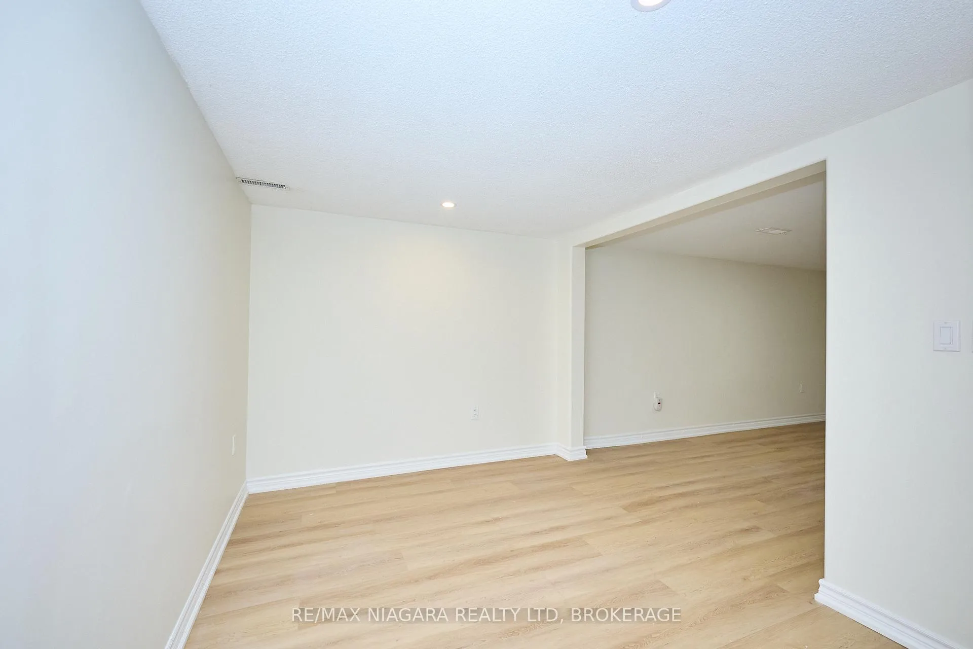 Photo 23 of 23 Alexandra Boulevard, St. Catharines, Secord Woods — HOMEH