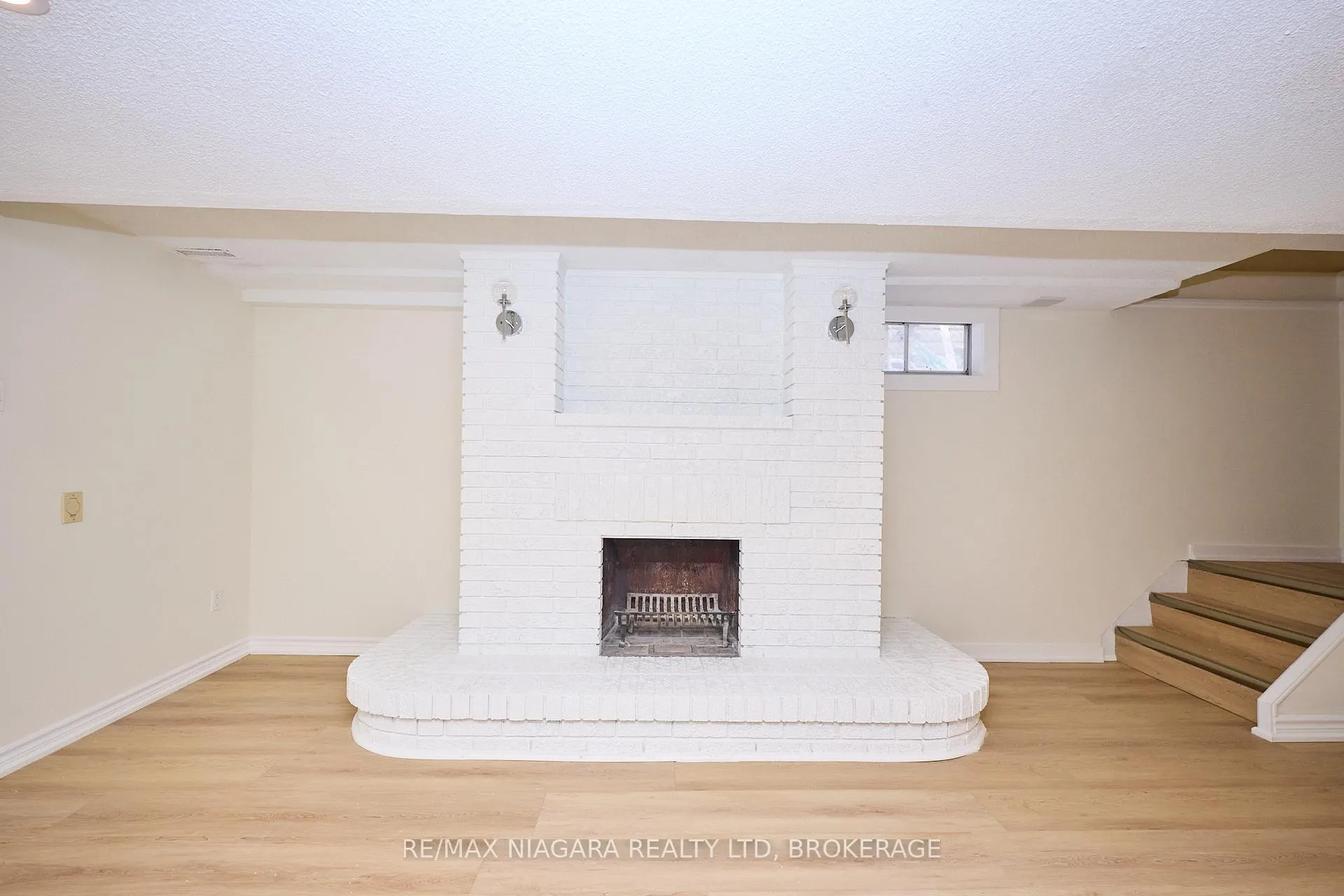 Photo 24 of 23 Alexandra Boulevard, St. Catharines, Secord Woods — HOMEH