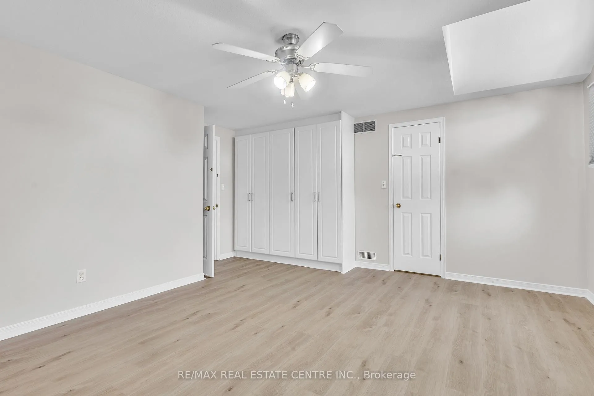 Photo 23 of 2 Waterwillow Court, Kitchener — HOMEH