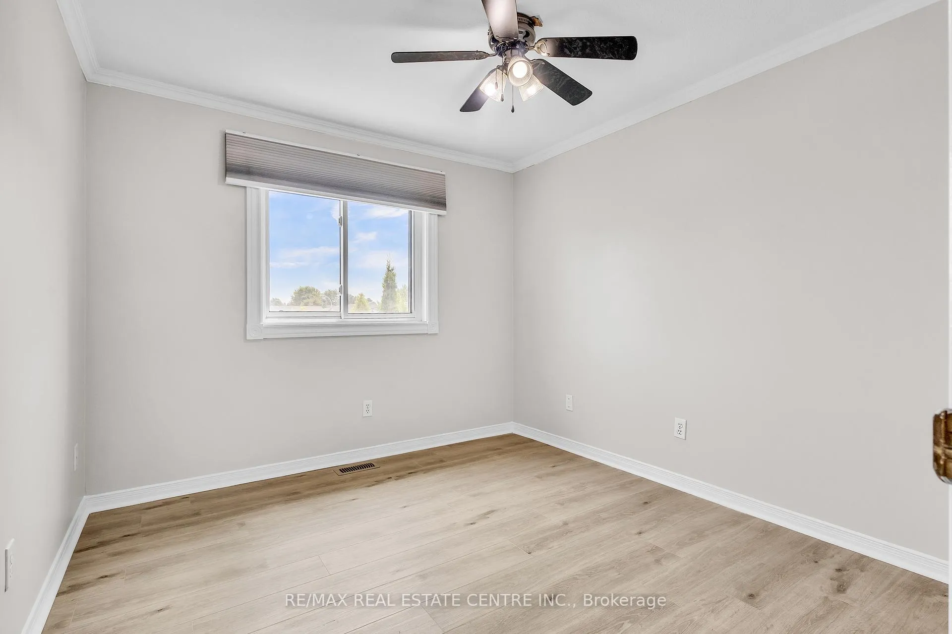 Photo 26 of 2 Waterwillow Court, Kitchener — HOMEH