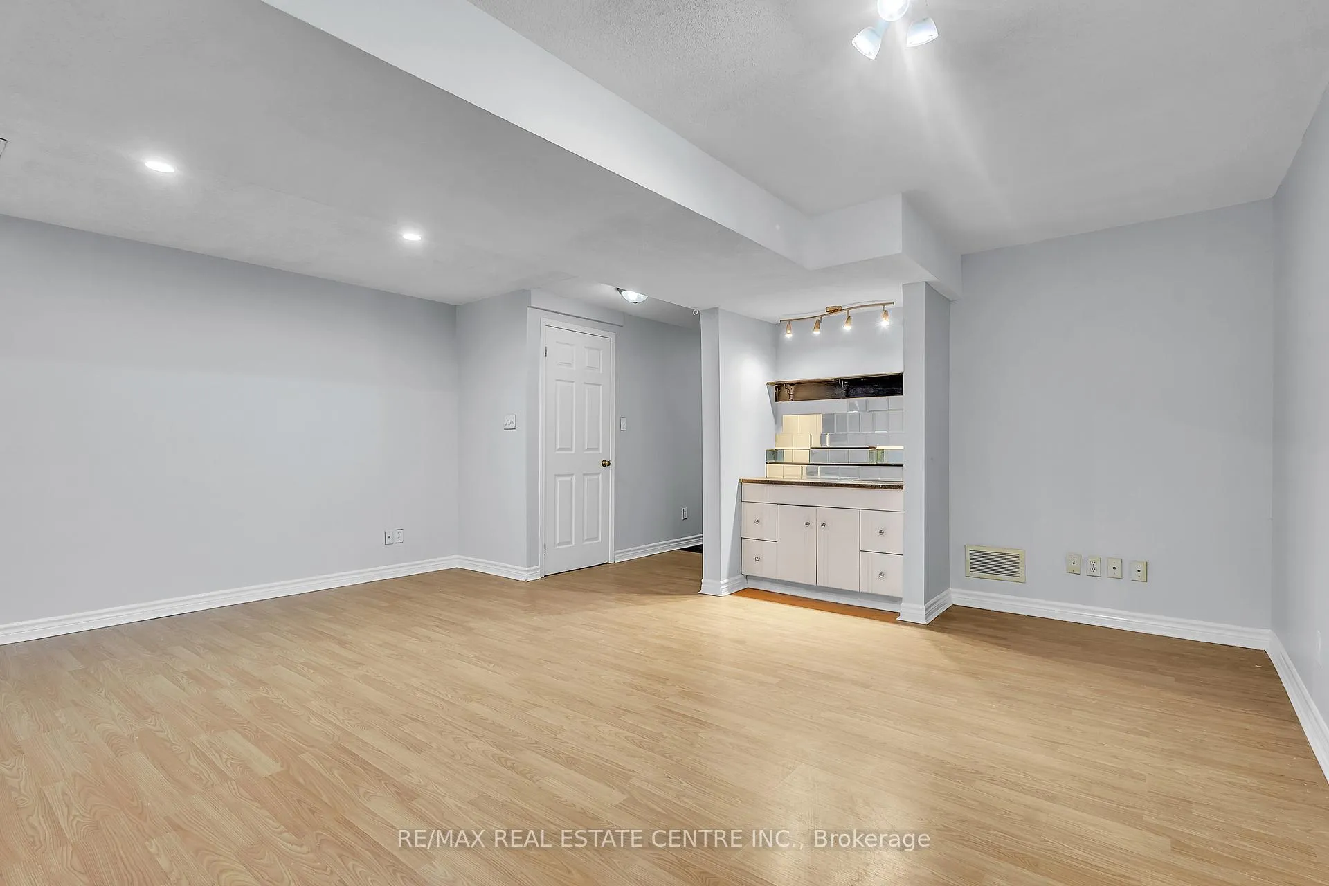 Photo 32 of 2 Waterwillow Court, Kitchener — HOMEH