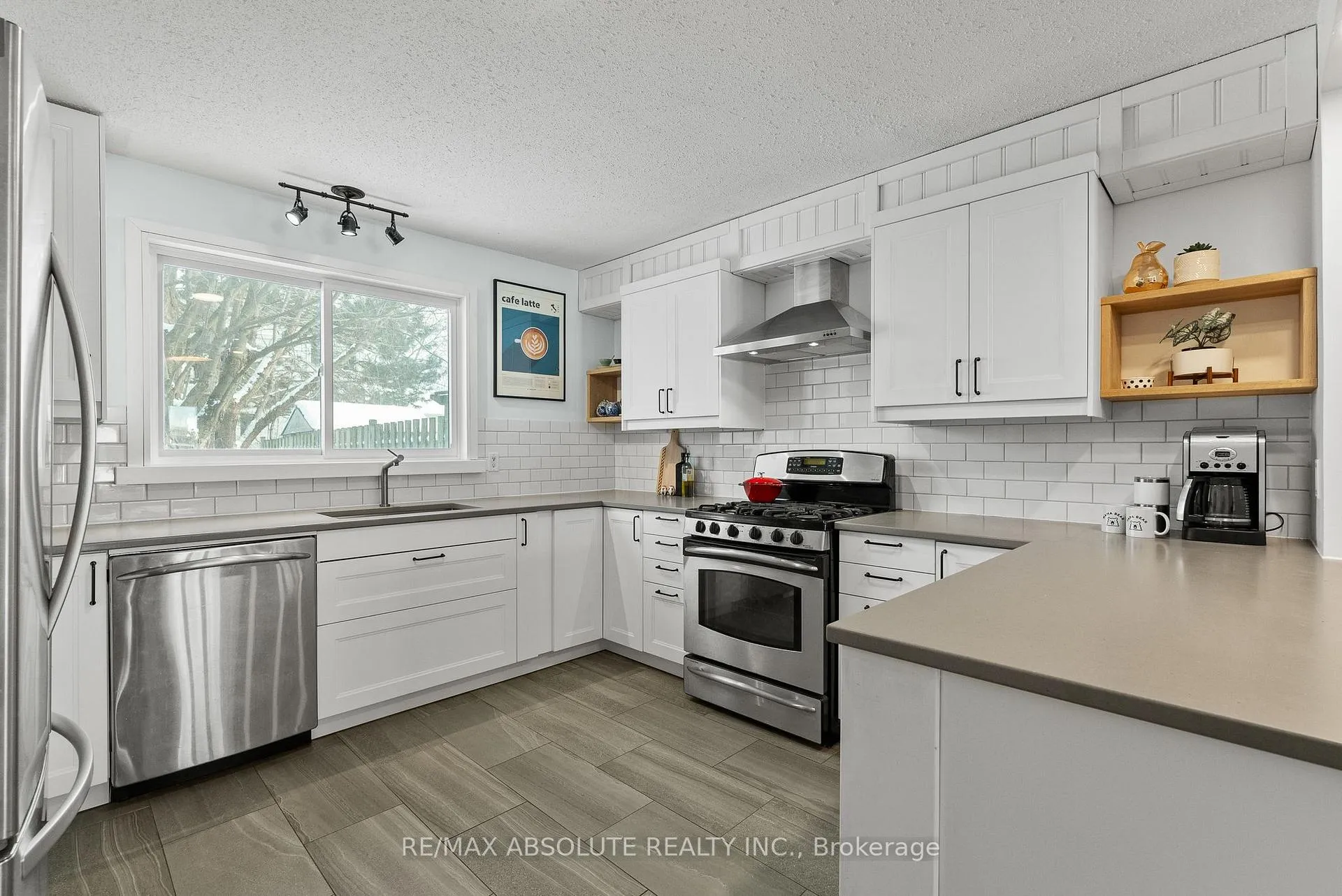 Photo 13 of 29 Bentworth Crescent, Ottawa, Craig Henry/Woodvale — HOMEH