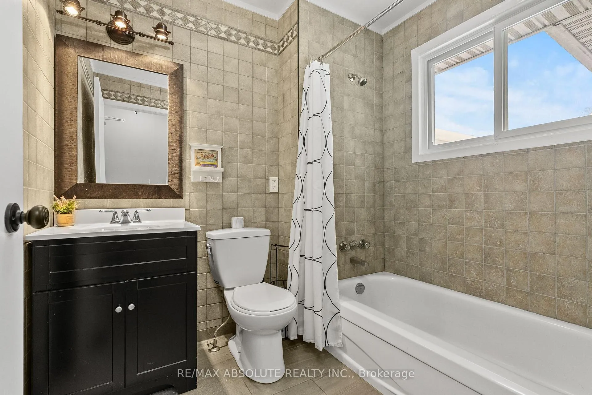 Photo 21 of 29 Bentworth Crescent, Ottawa, Craig Henry/Woodvale — HOMEH