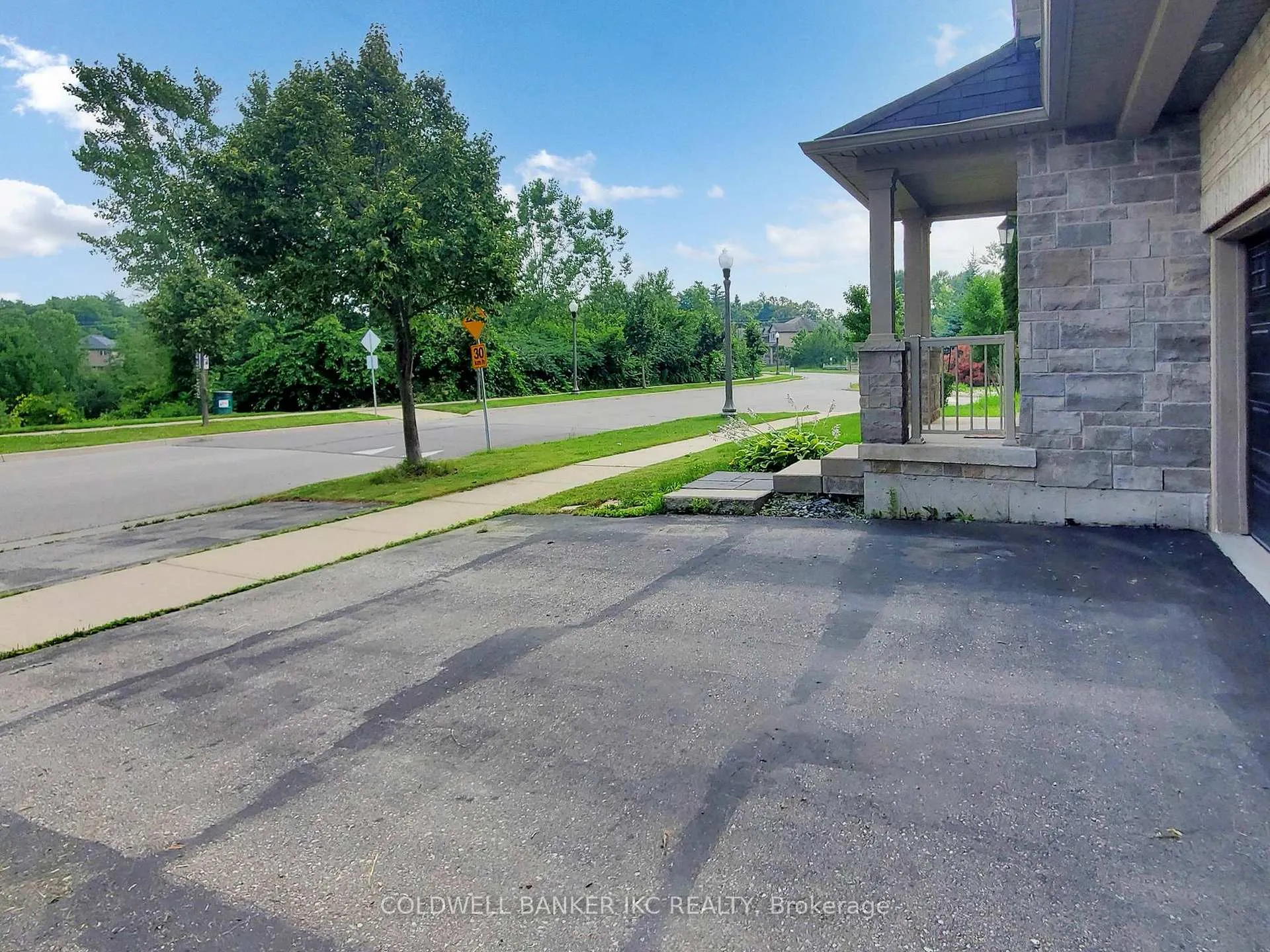 Photo 3 of 45 Forest Creek Drive, Kitchener, Doon South — HOMEH