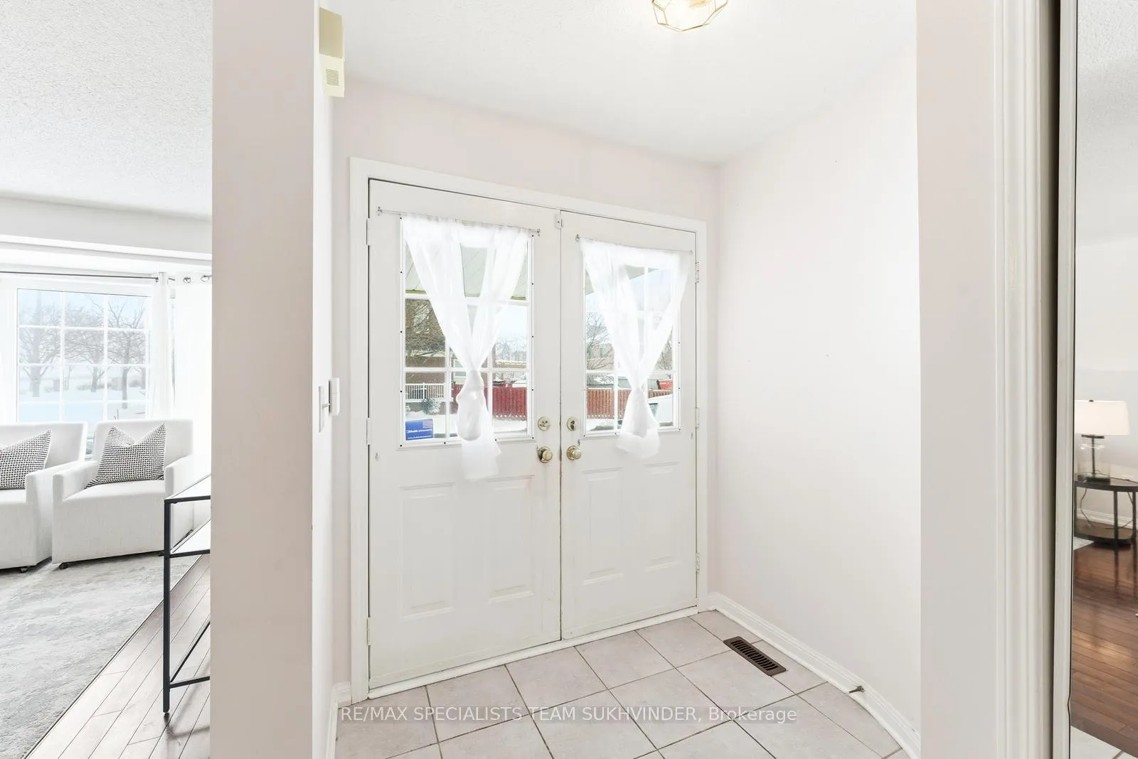 Photo 4 of 14 Tower Bridge Crescent, Markham, Berczy — HOMEH