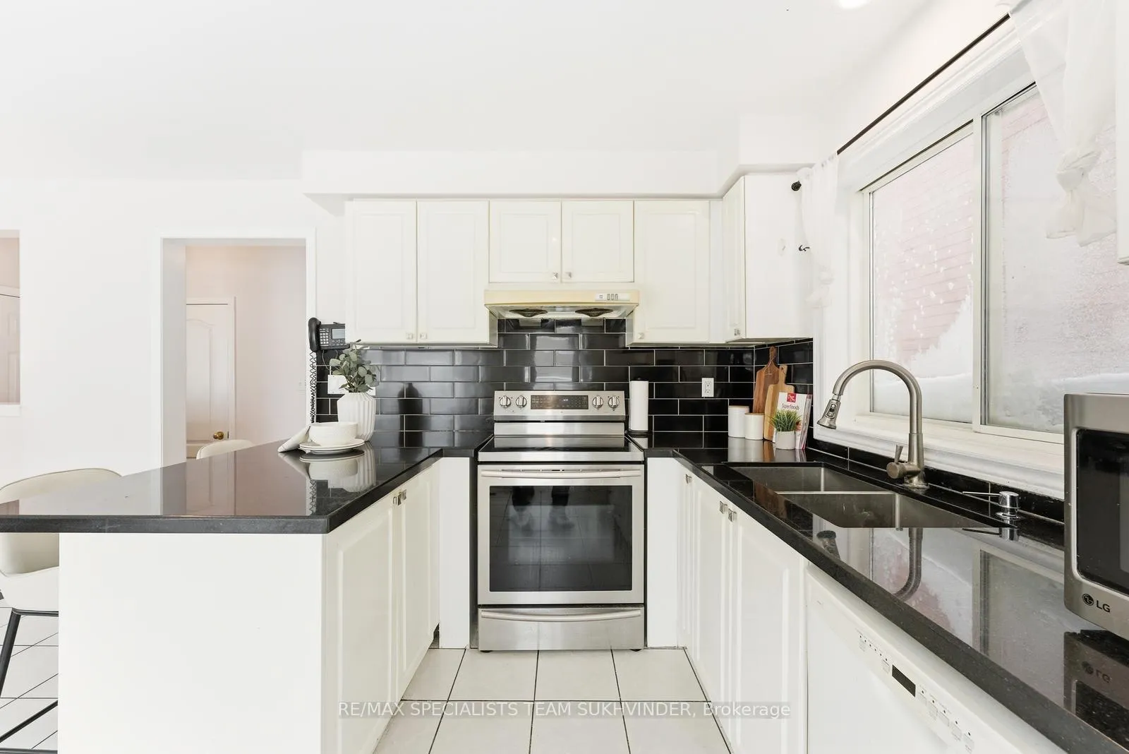 Photo 22 of 14 Tower Bridge Crescent, Markham, Berczy — HOMEH