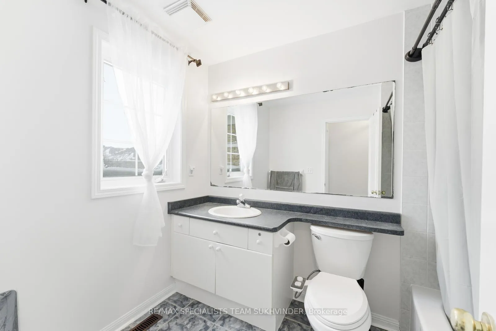 Photo 39 of 14 Tower Bridge Crescent, Markham, Berczy — HOMEH