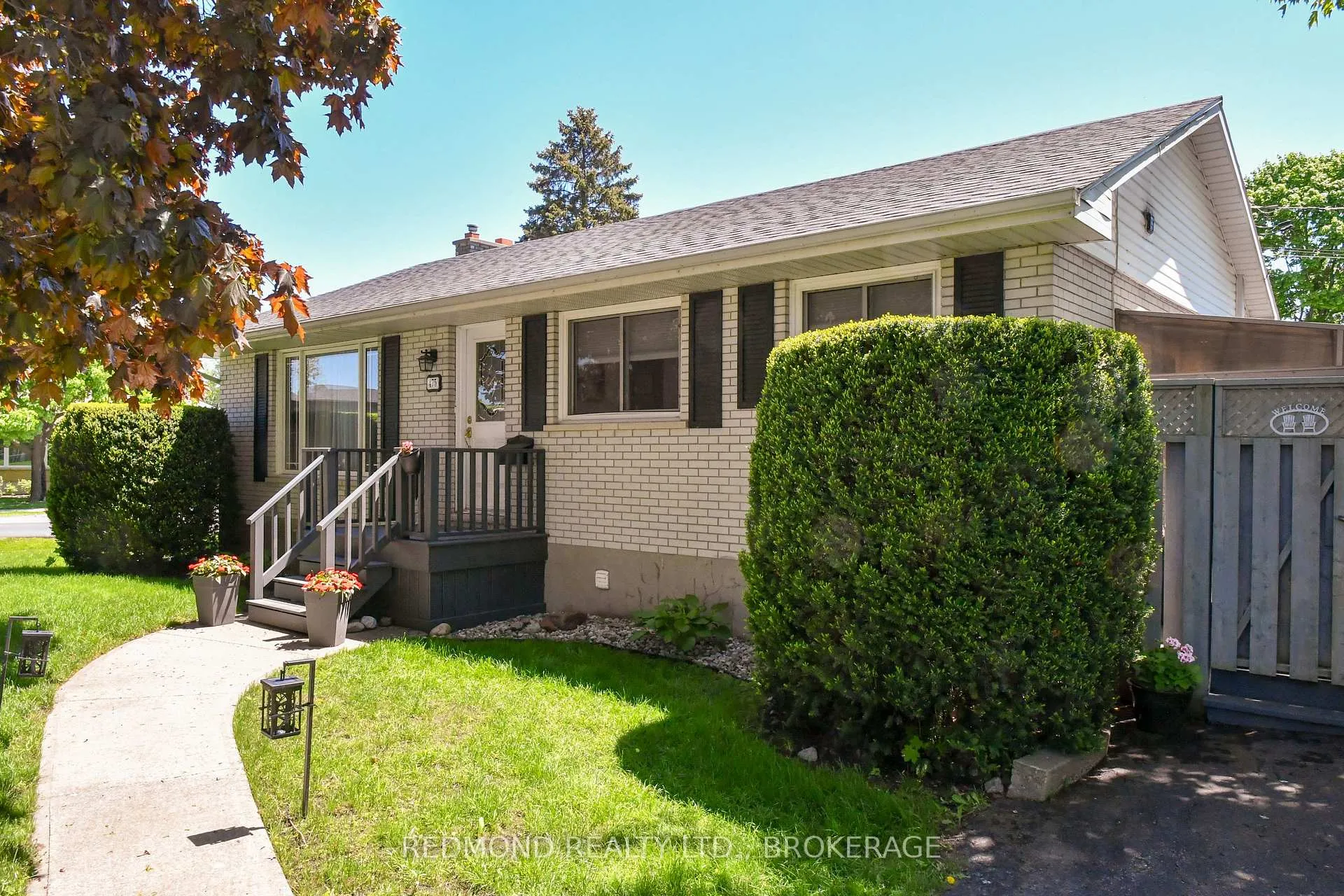 Photo 2 of 475 Pine Street E, Gananoque — HOMEH