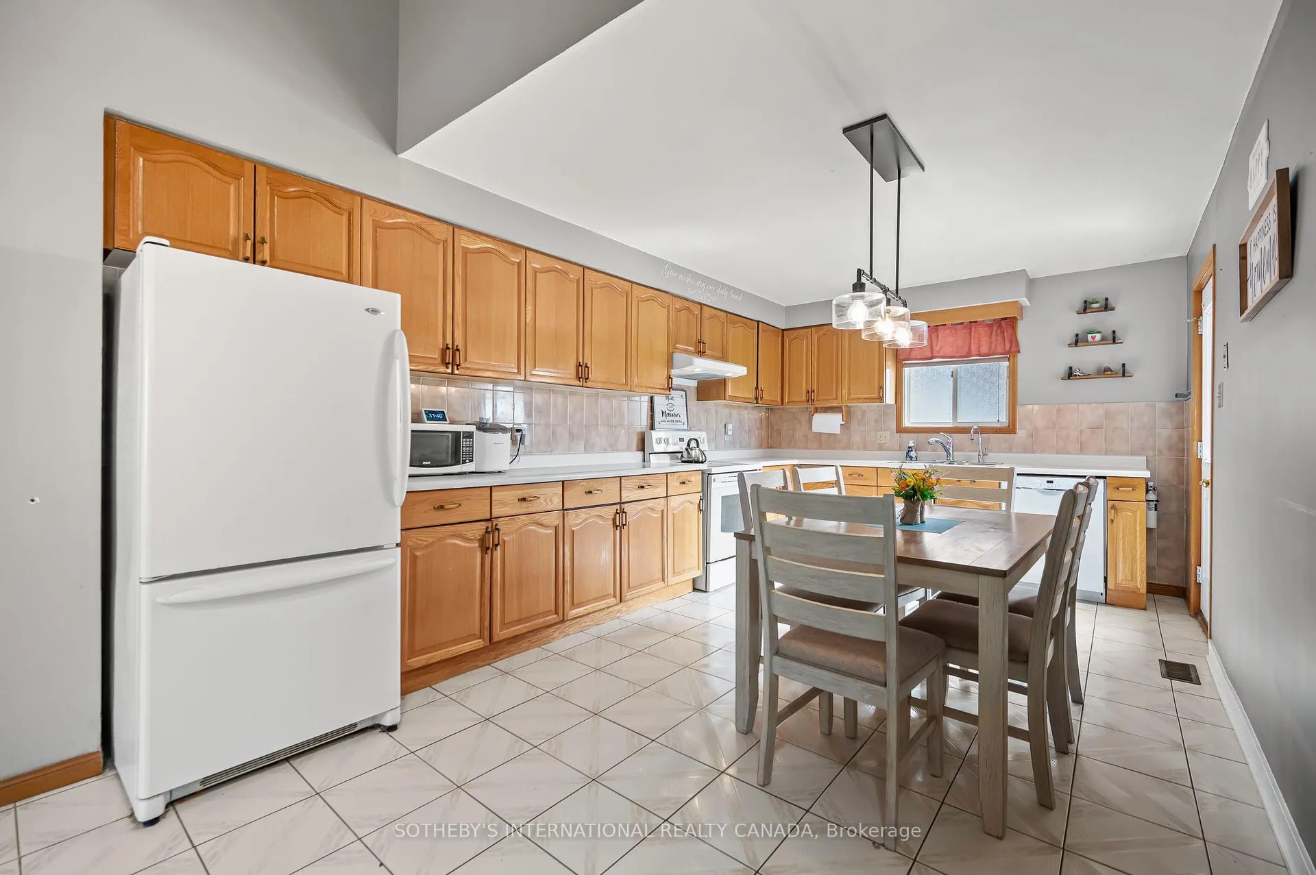 Photo 12 of 563 Champlain Boulevard, Cambridge — HOMEH