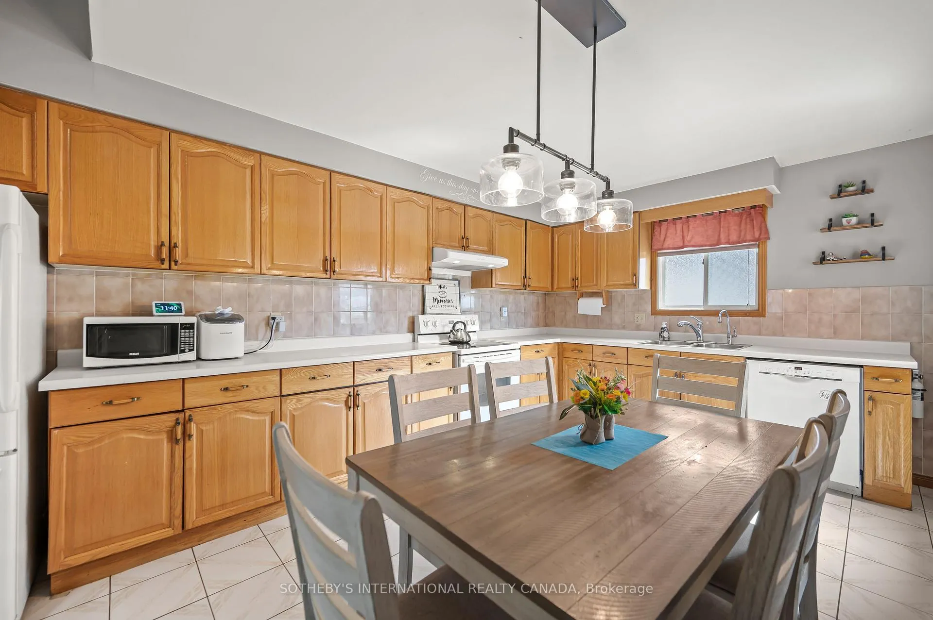 Photo 13 of 563 Champlain Boulevard, Cambridge — HOMEH