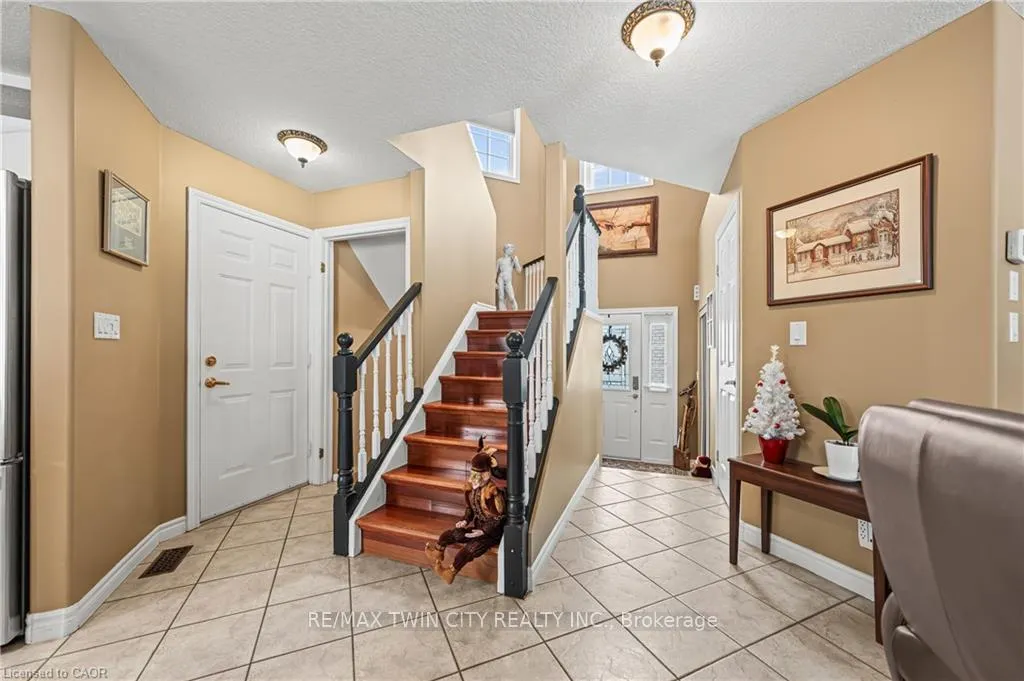Photo 4 of 44 Dineen Court, Kitchener — HOMEH
