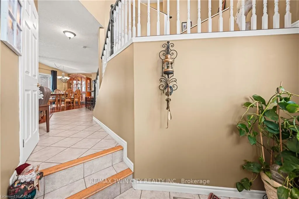 Photo 6 of 44 Dineen Court, Kitchener — HOMEH