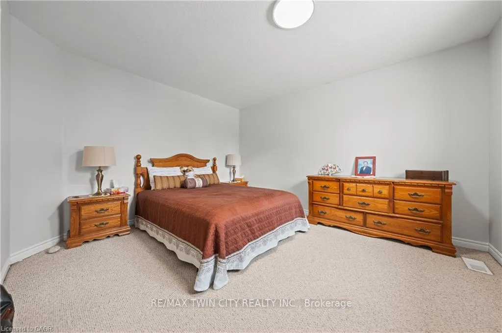 Photo 25 of 44 Dineen Court, Kitchener — HOMEH