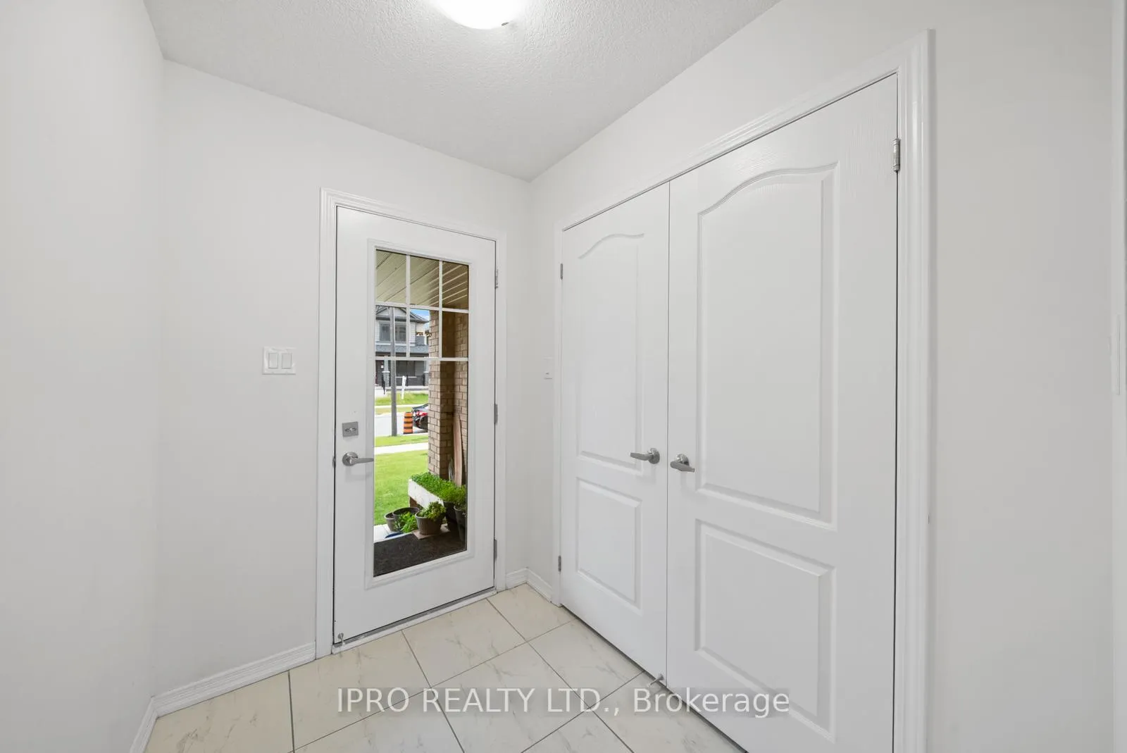 Photo 5 of 24 Bee Crescent, Brantford — HOMEH