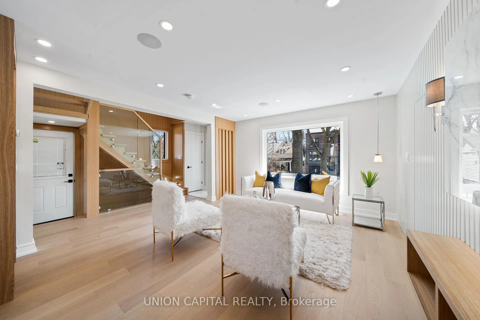 Photo 4 of 28 Pine Avenue, Toronto, The Beaches — HOMEH