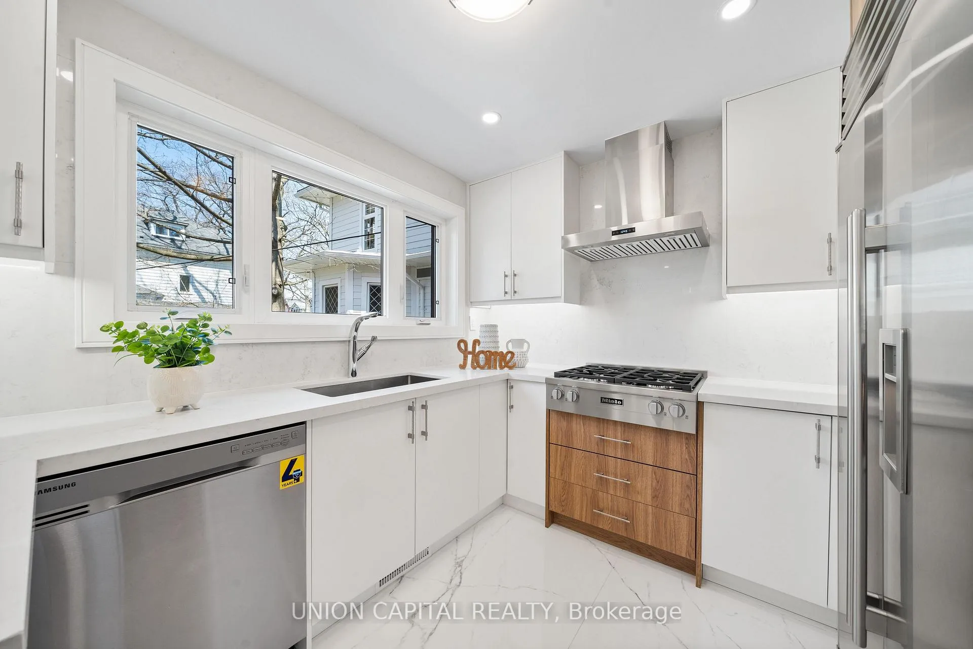 Photo 6 of 28 Pine Avenue, Toronto, The Beaches — HOMEH