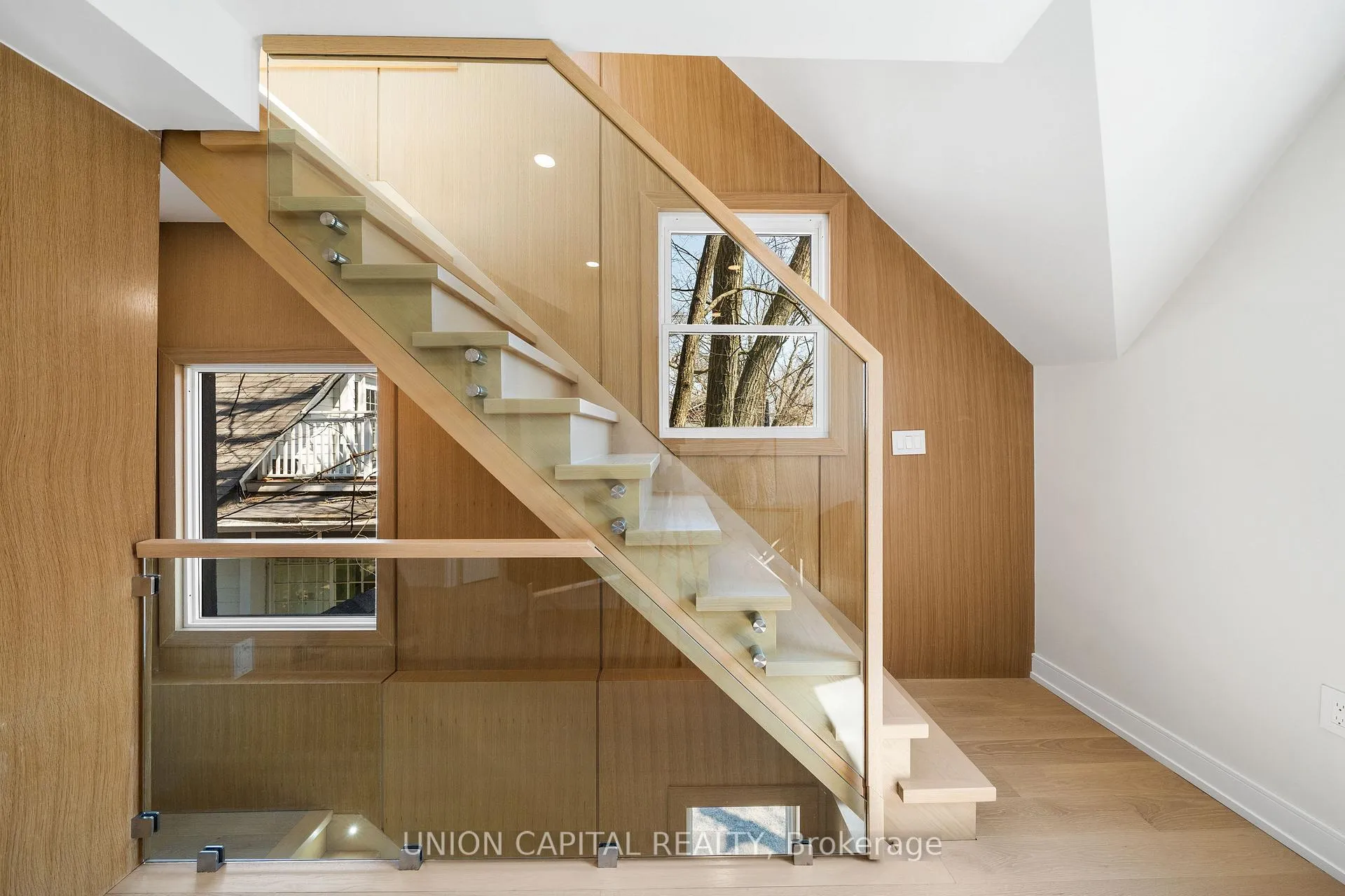 Photo 10 of 28 Pine Avenue, Toronto, The Beaches — HOMEH