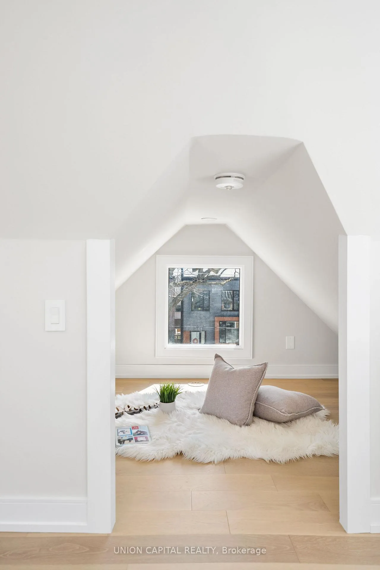 Photo 17 of 28 Pine Avenue, Toronto, The Beaches — HOMEH