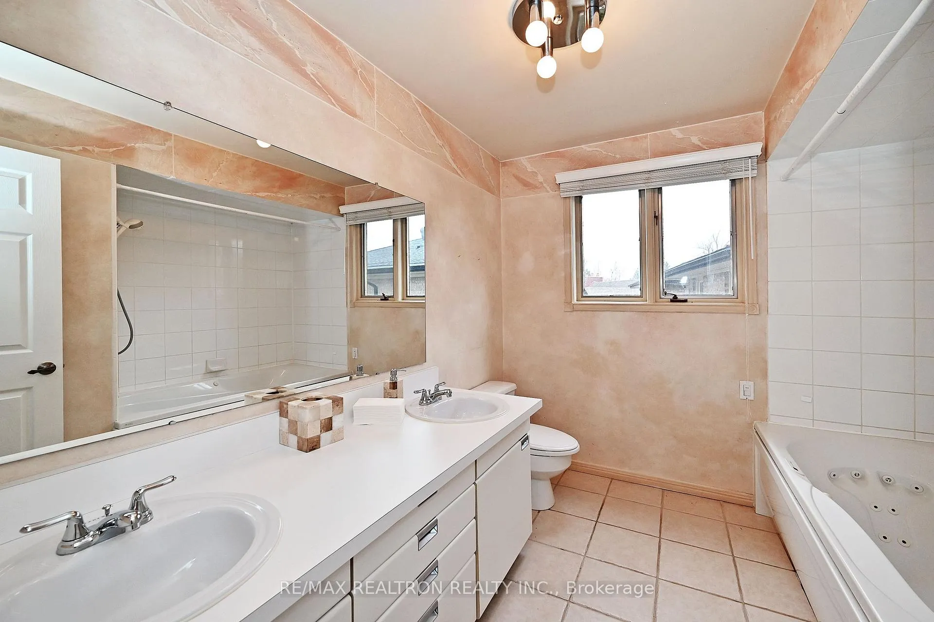 Photo 15 of 12 Brooklet Court, Markham, Royal Orchard — HOMEH