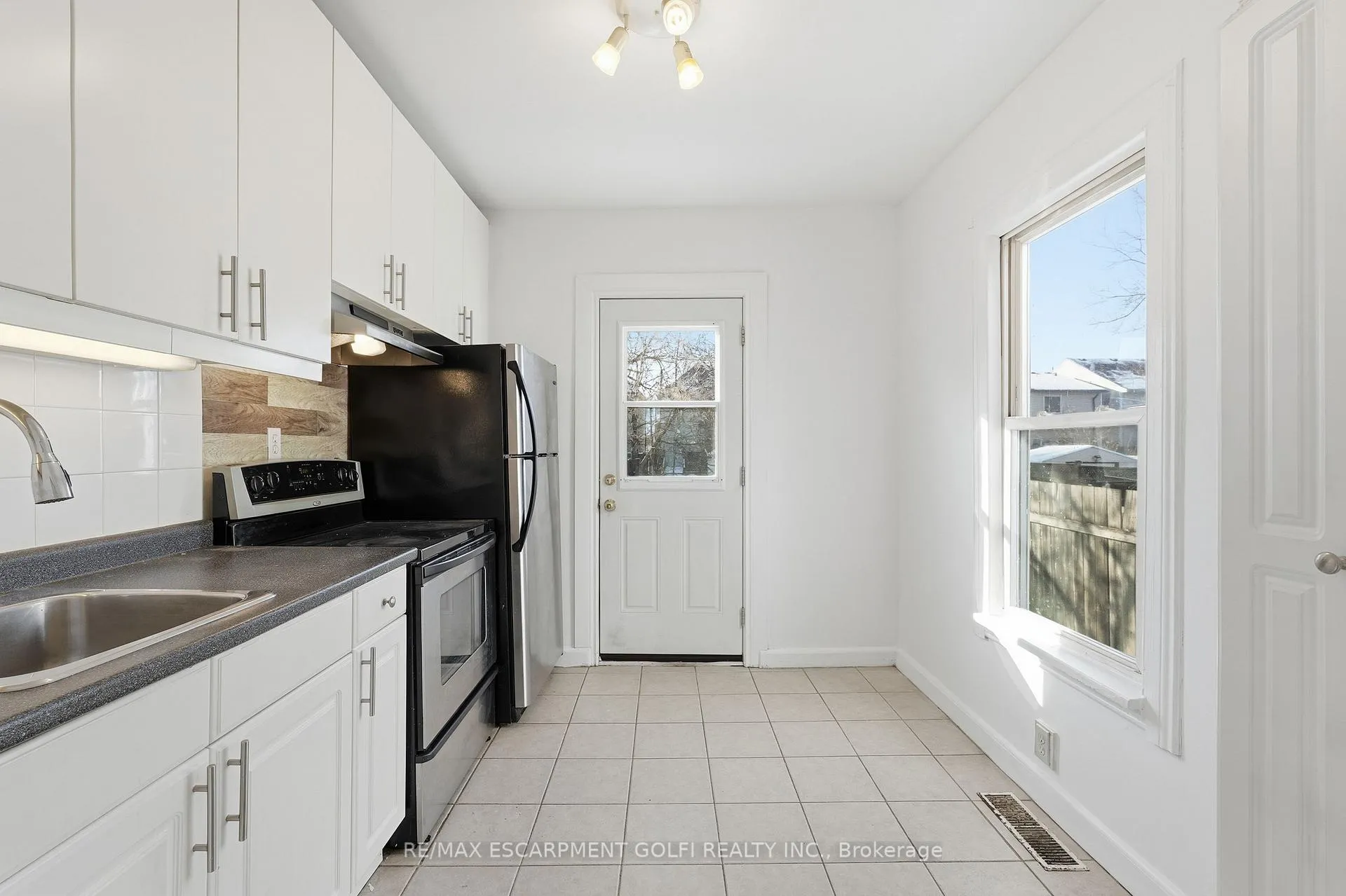 Photo 10 of 12 Roxborough Avenue, Hamilton, Crown Point — HOMEH