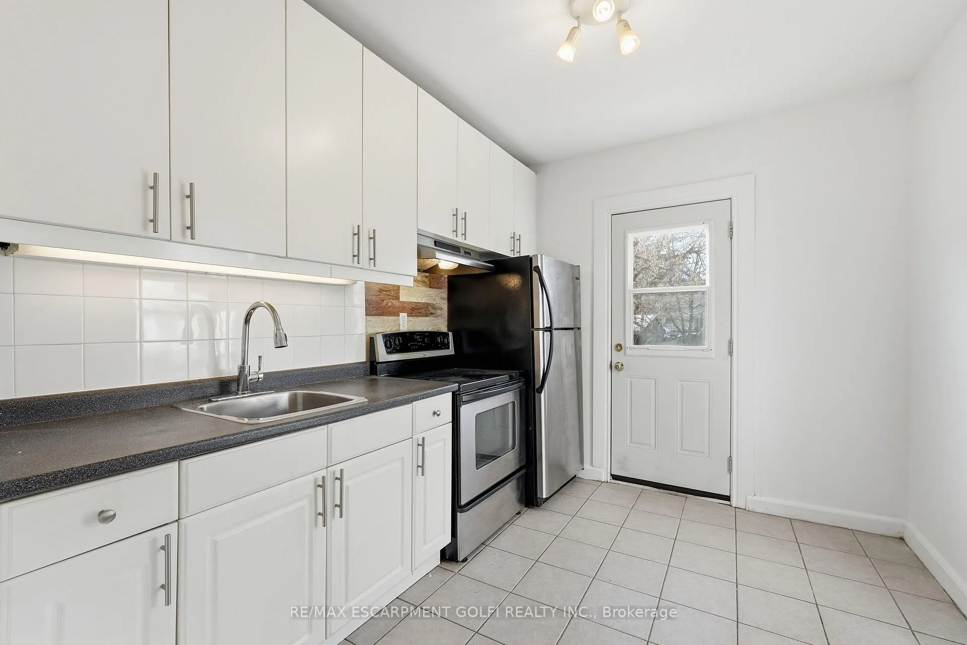 Photo 11 of 12 Roxborough Avenue, Hamilton, Crown Point — HOMEH