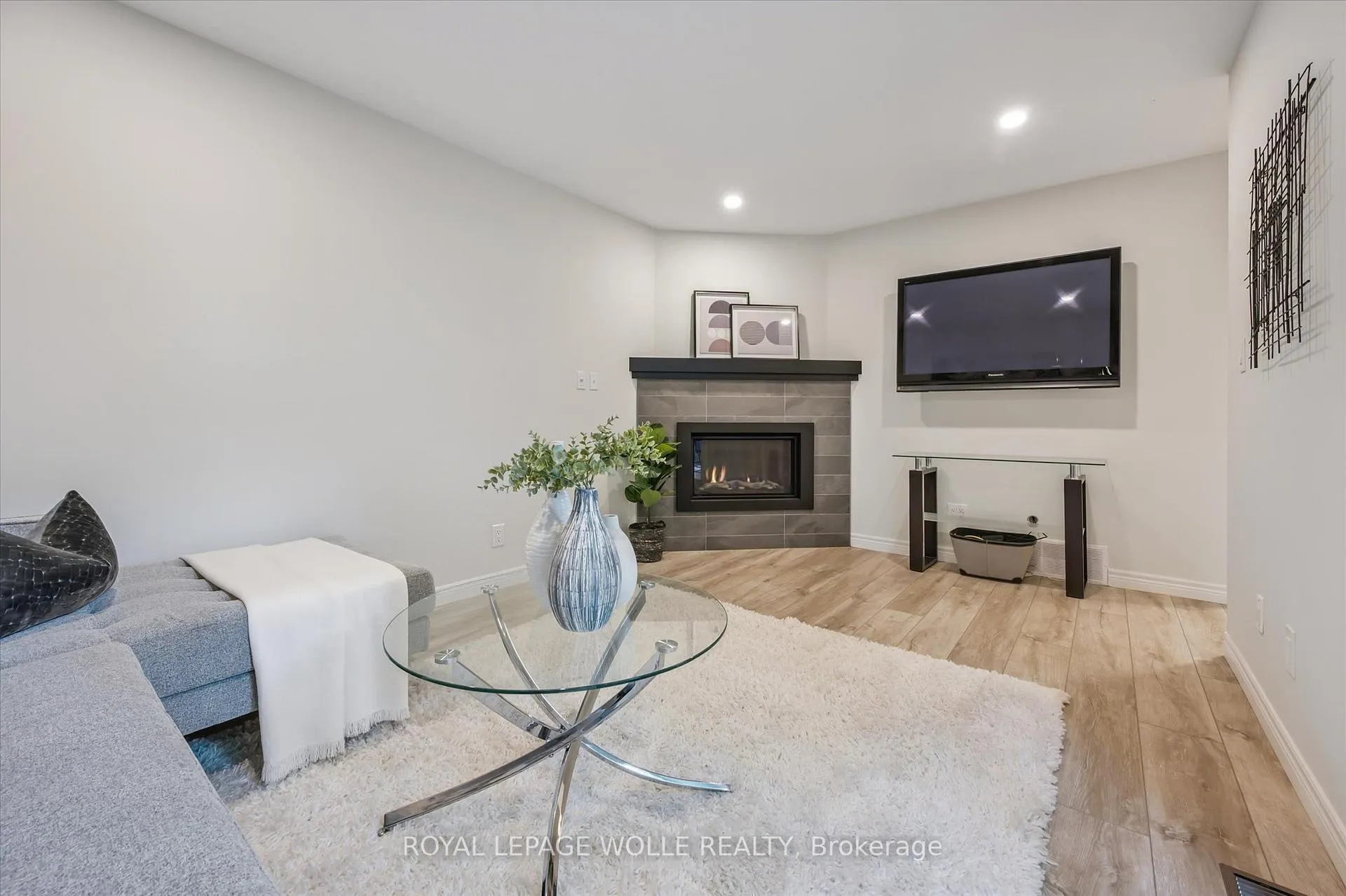 Photo 17 of 400 Shallmar Court, Waterloo — HOMEH
