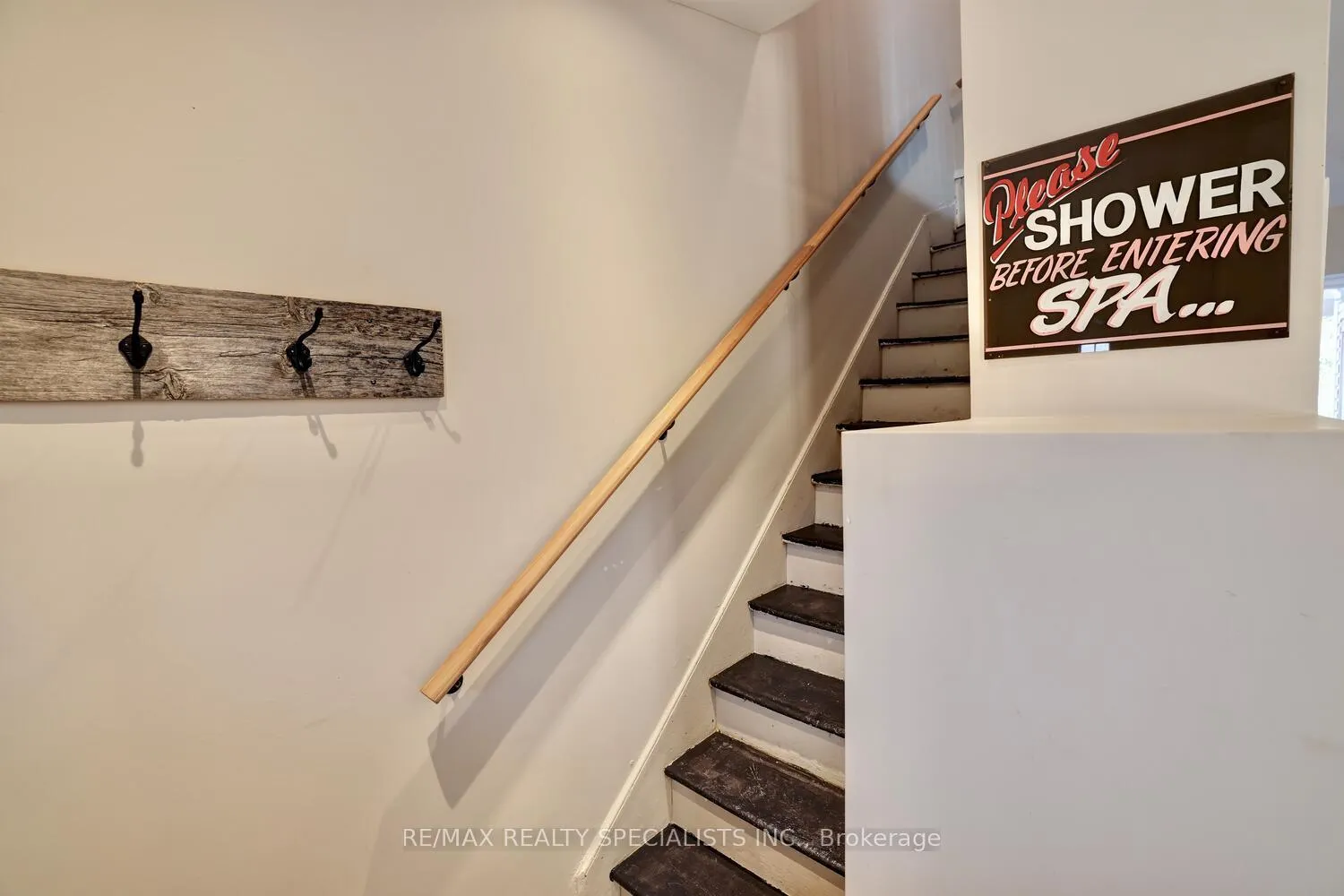 Photo 8 of 94 Glendale Avenue N, Hamilton, Crown Point — HOMEH
