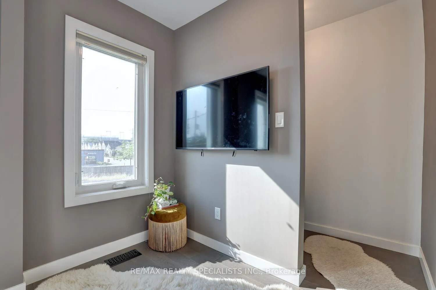 Photo 26 of 94 Glendale Avenue N, Hamilton, Crown Point — HOMEH