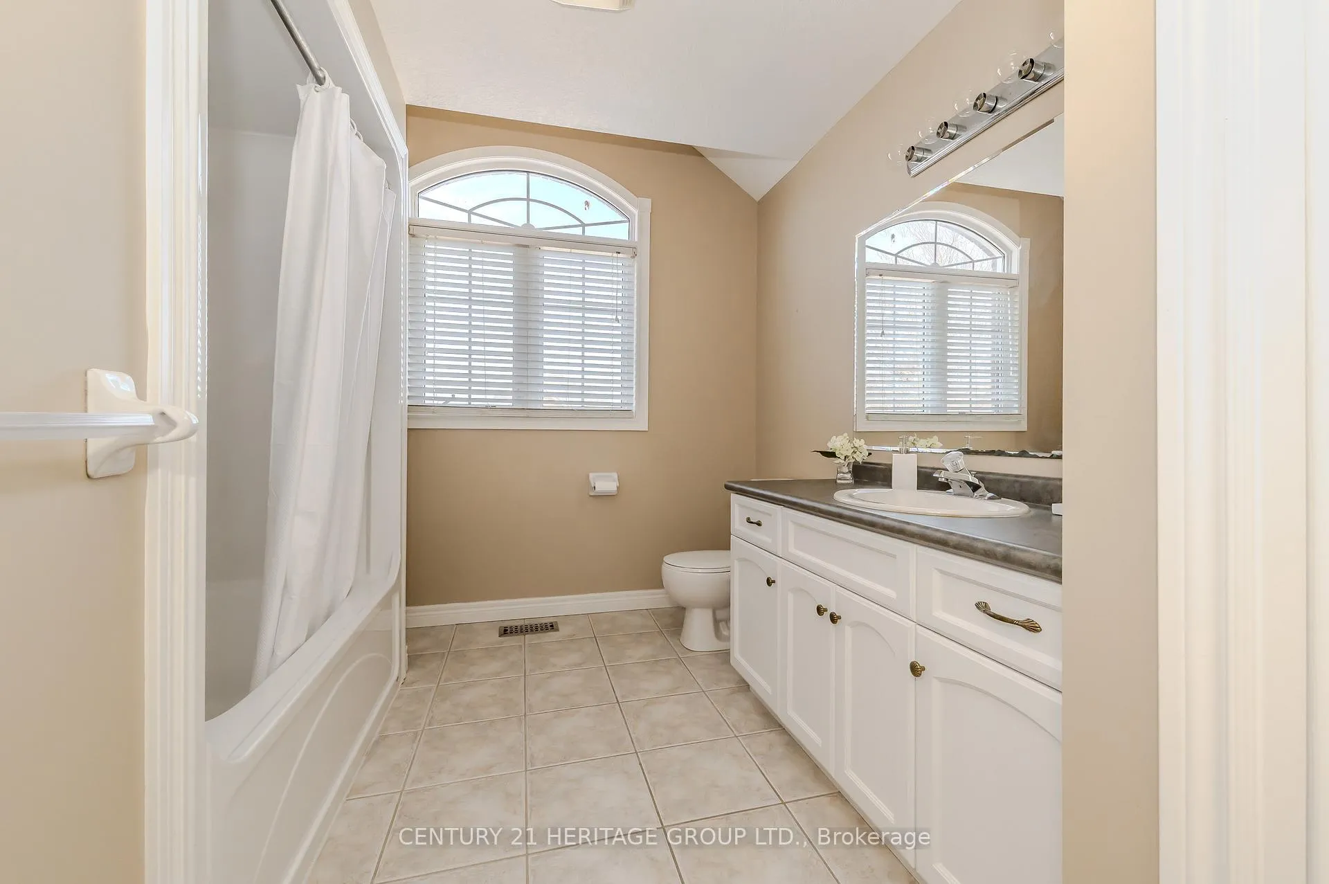 Photo 33 of 218 Hawkswood Drive, Kitchener, Bridgeport — HOMEH