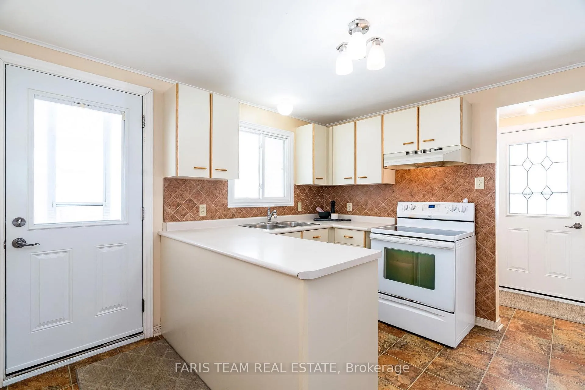 Photo 4 of 43 Royal Oak Drive, Innisfil, Cookstown — HOMEH