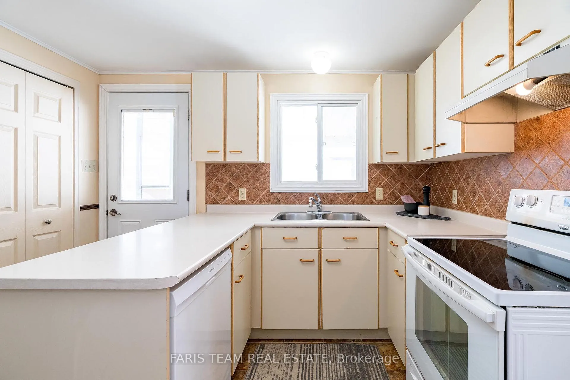 Photo 5 of 43 Royal Oak Drive, Innisfil, Cookstown — HOMEH