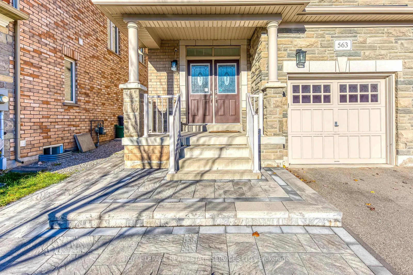 Photo 3 of 563 Settlers Road W, Oakville, Sixteen Hollow — HOMEH