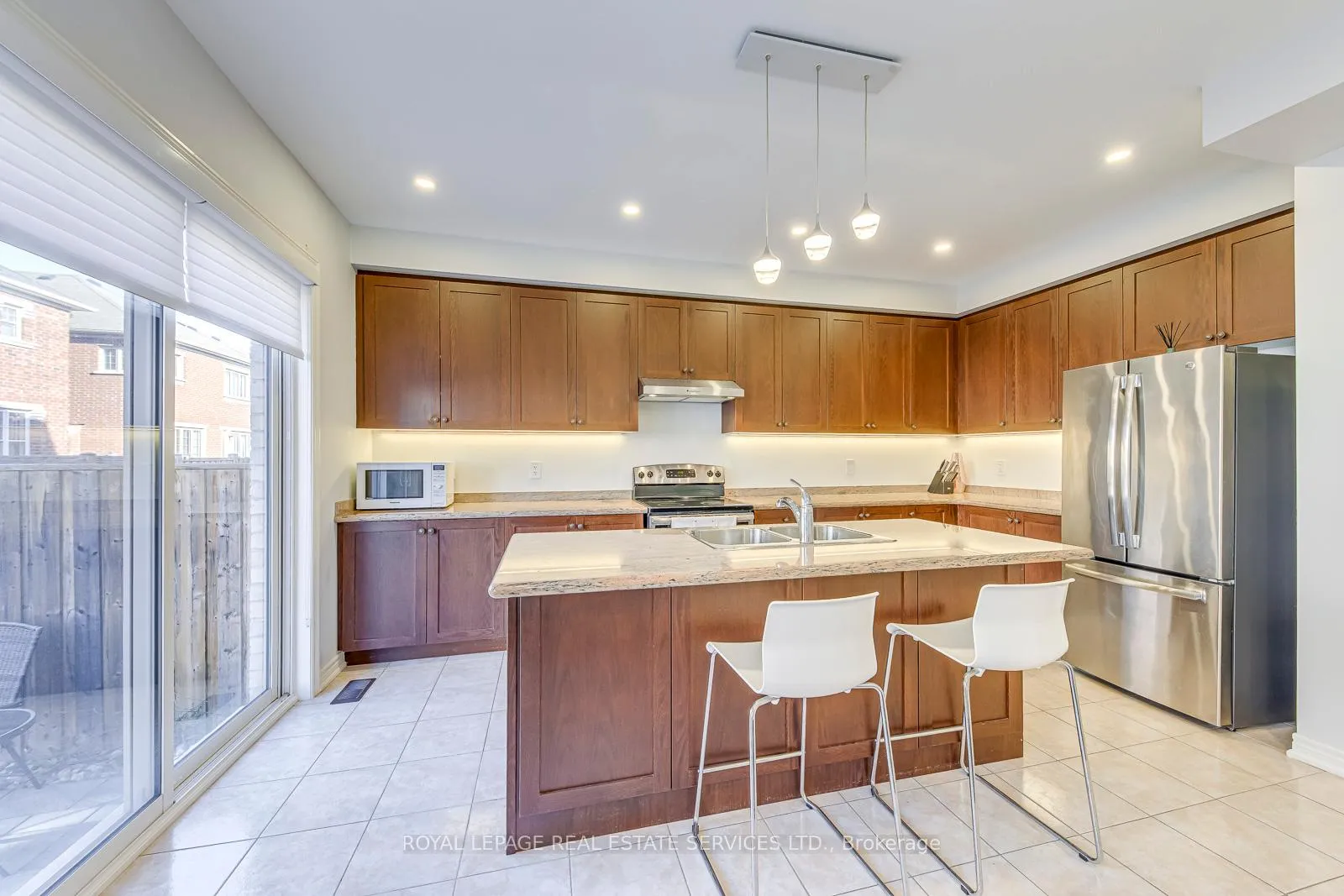 Photo 13 of 563 Settlers Road W, Oakville, Sixteen Hollow — HOMEH