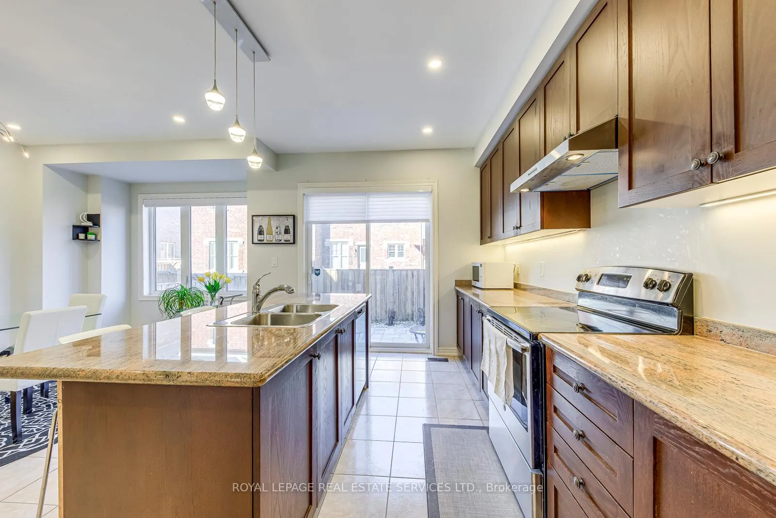 Photo 16 of 563 Settlers Road W, Oakville, Sixteen Hollow — HOMEH