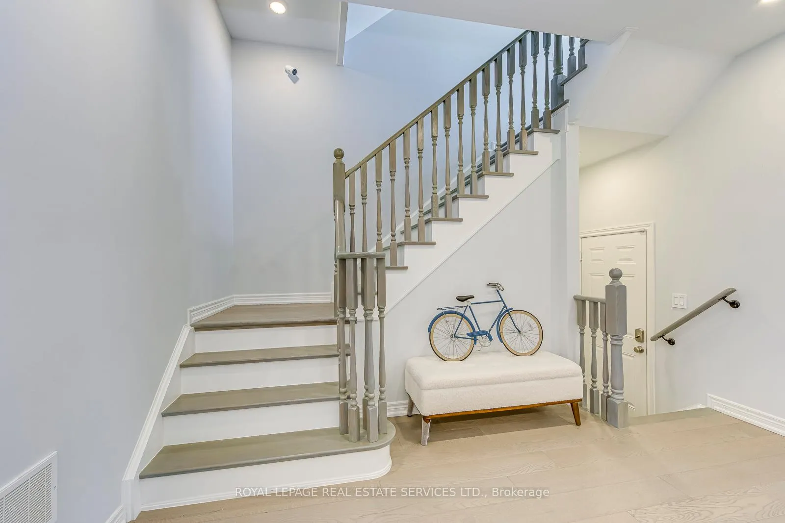 Photo 19 of 563 Settlers Road W, Oakville, Sixteen Hollow — HOMEH
