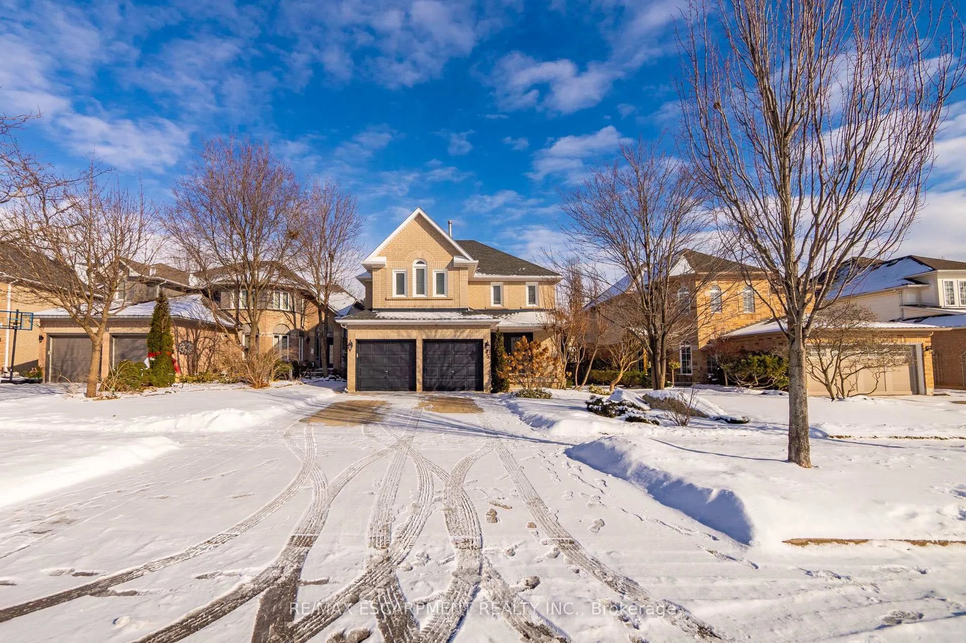 Photo 3 of 45 Strathroy Crescent, Hamilton, Waterdown — HOMEH