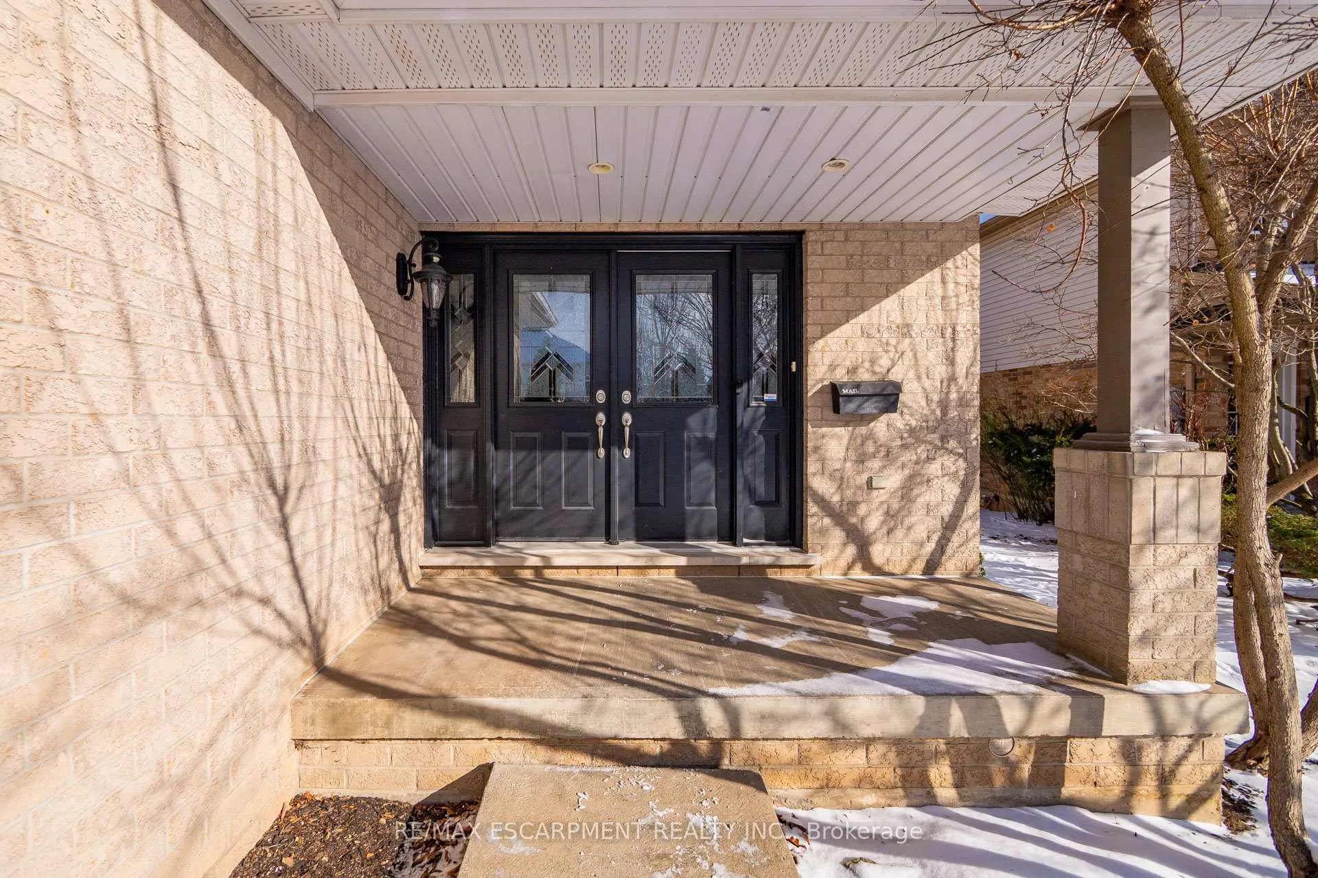 Photo 5 of 45 Strathroy Crescent, Hamilton, Waterdown — HOMEH