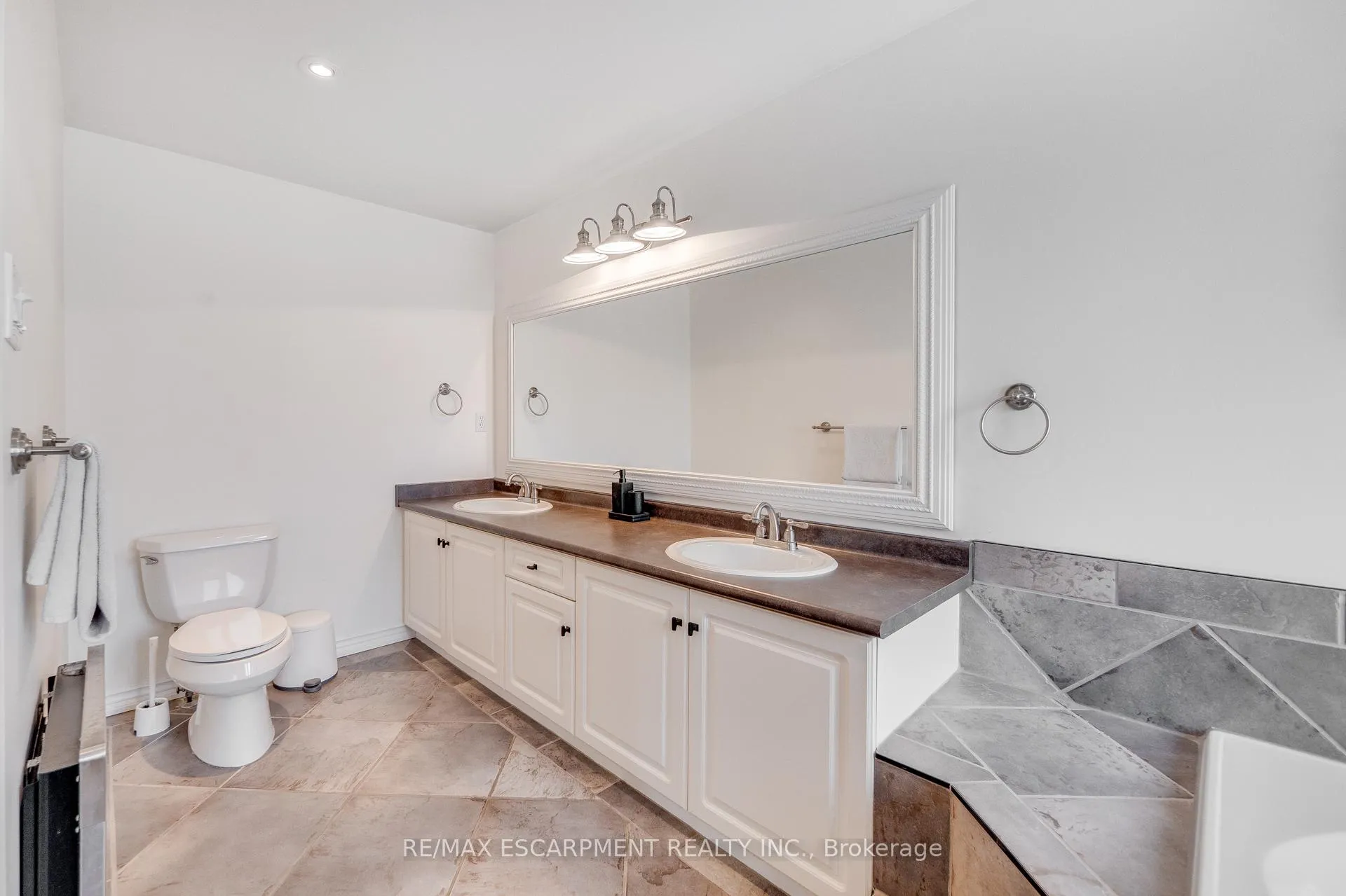 Photo 24 of 45 Strathroy Crescent, Hamilton, Waterdown — HOMEH