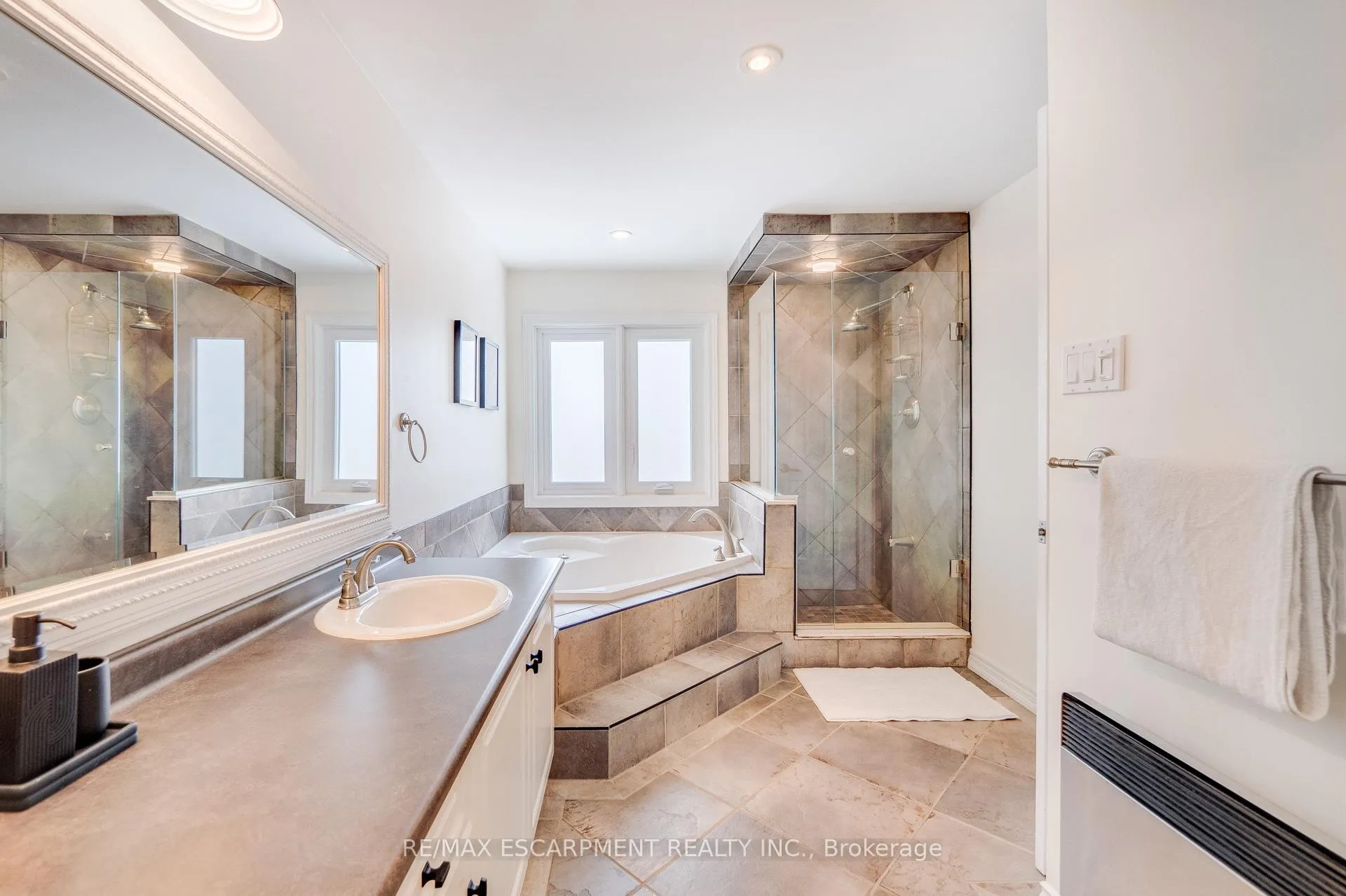 Photo 25 of 45 Strathroy Crescent, Hamilton, Waterdown — HOMEH
